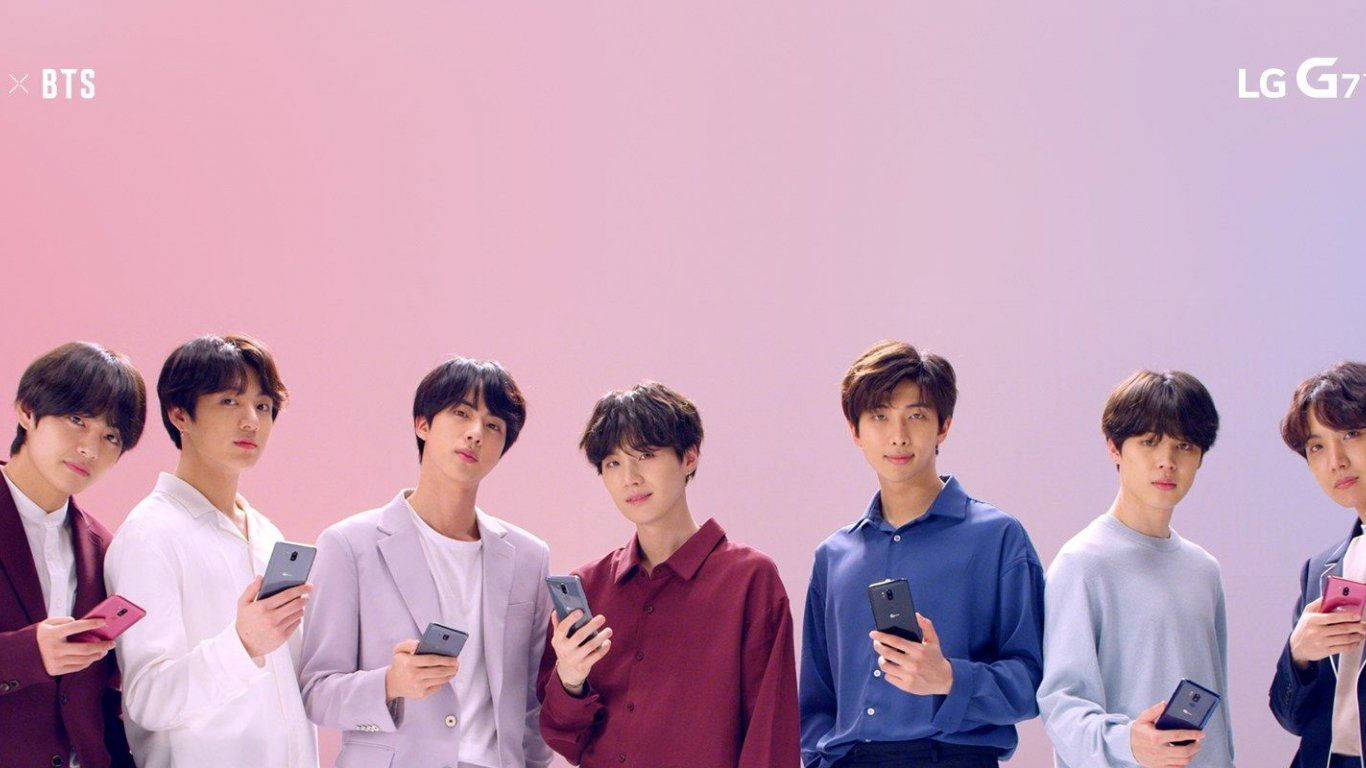 BTS держат телефоны LG на фоне ноутбука Обои
