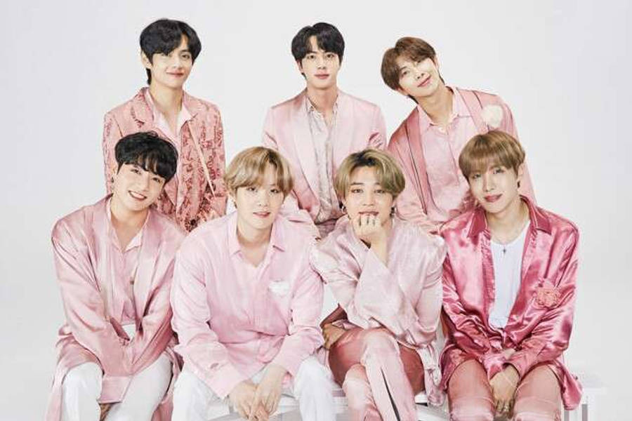 Милые участники BTS в розовых шелковых костюмах Обои