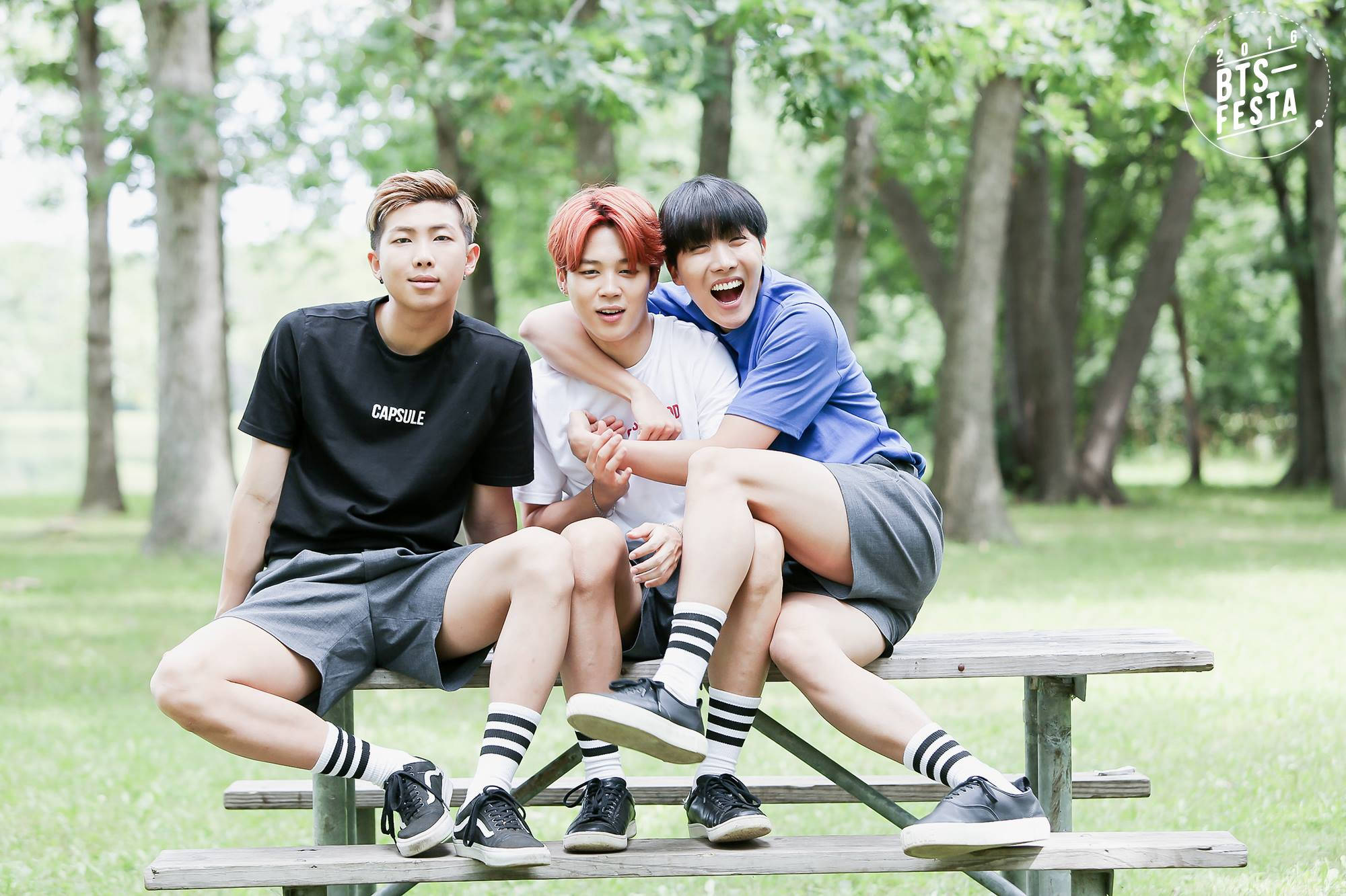 Эстетичное трио BTS на парковой скамейке Обои