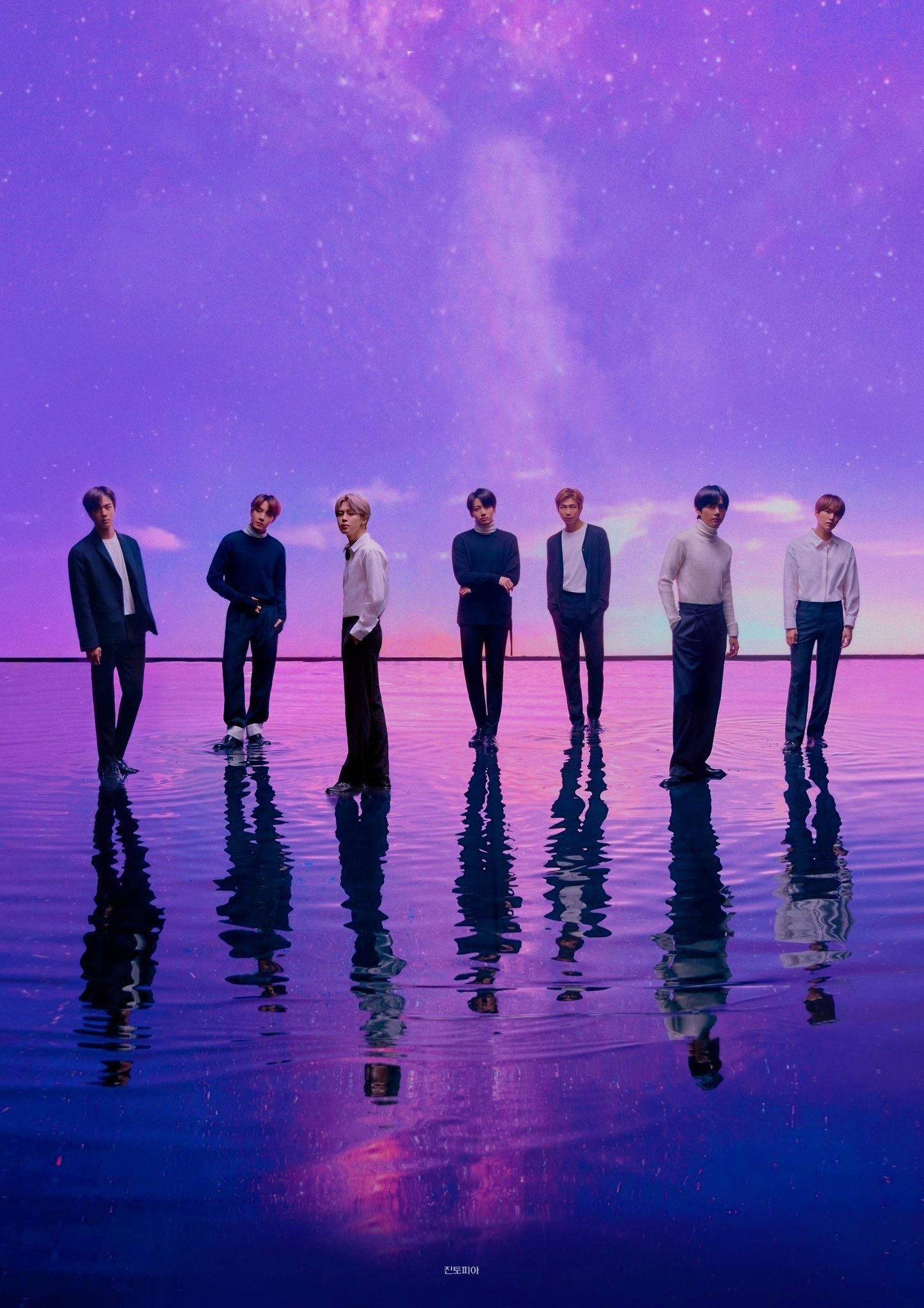 BTS OT7 на пастельно-фиолетовом фоне Обои