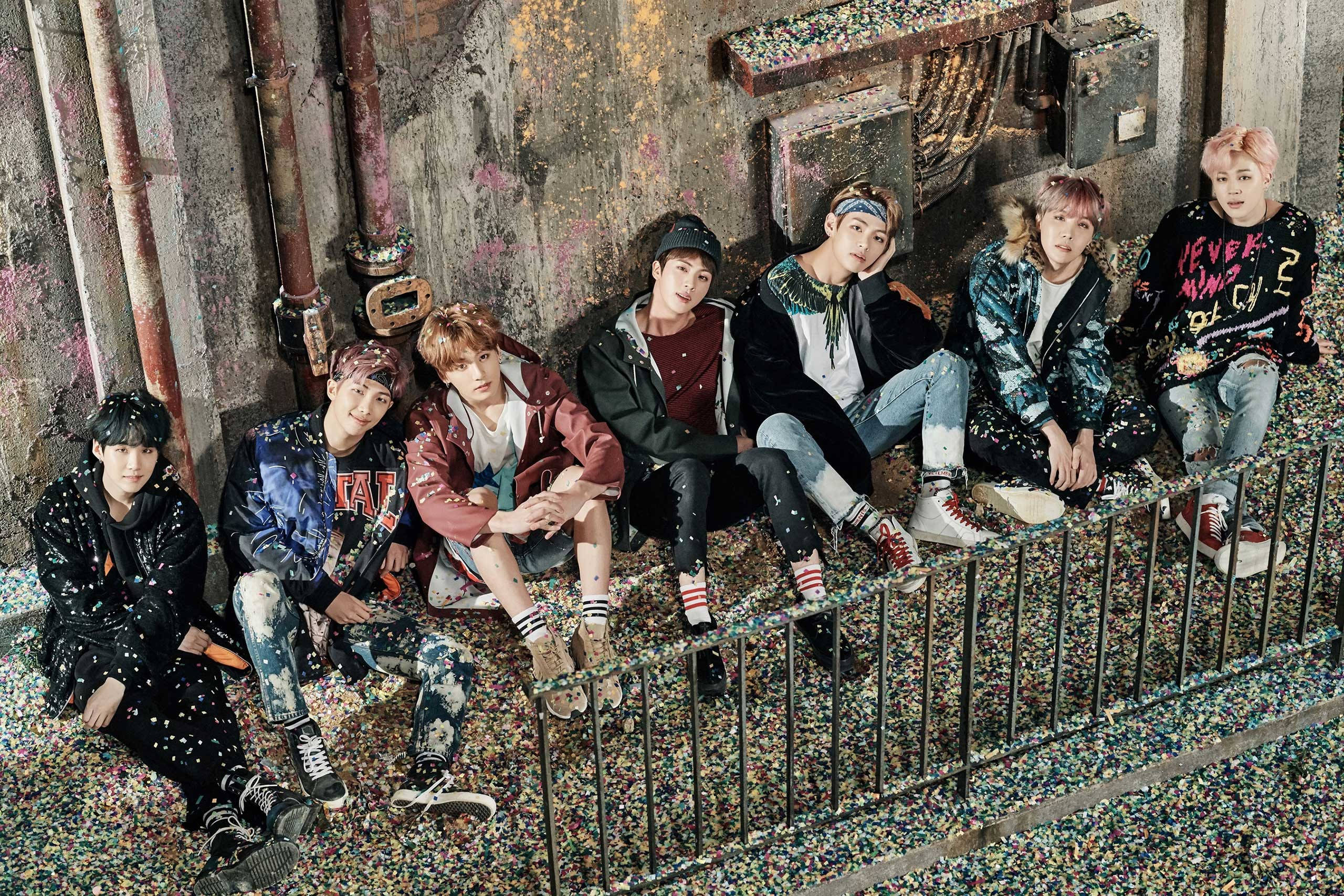 BTS в переулке с конфетти и ноутбуком Обои