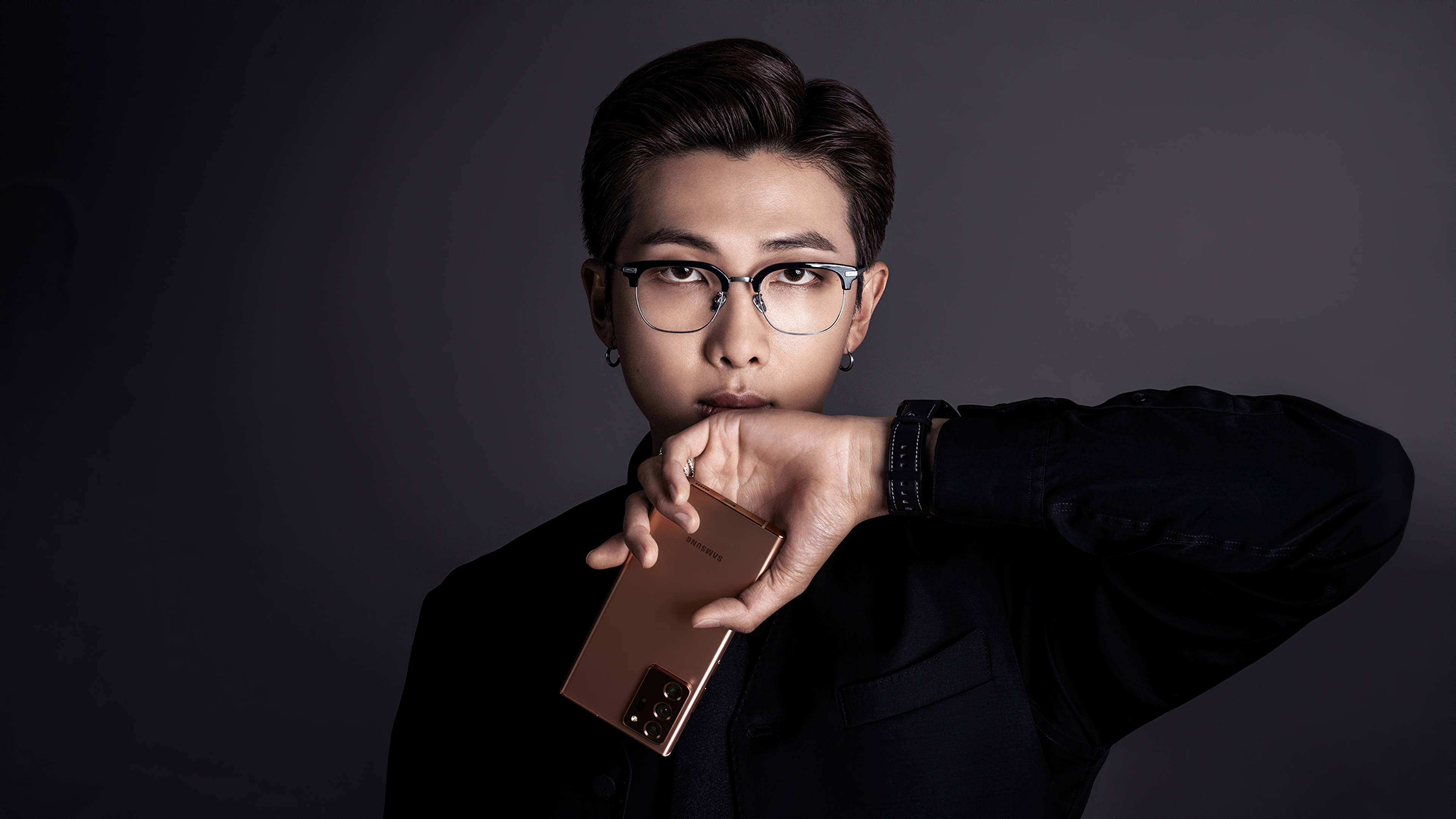 Эстетичный BTS RM с телефоном Обои