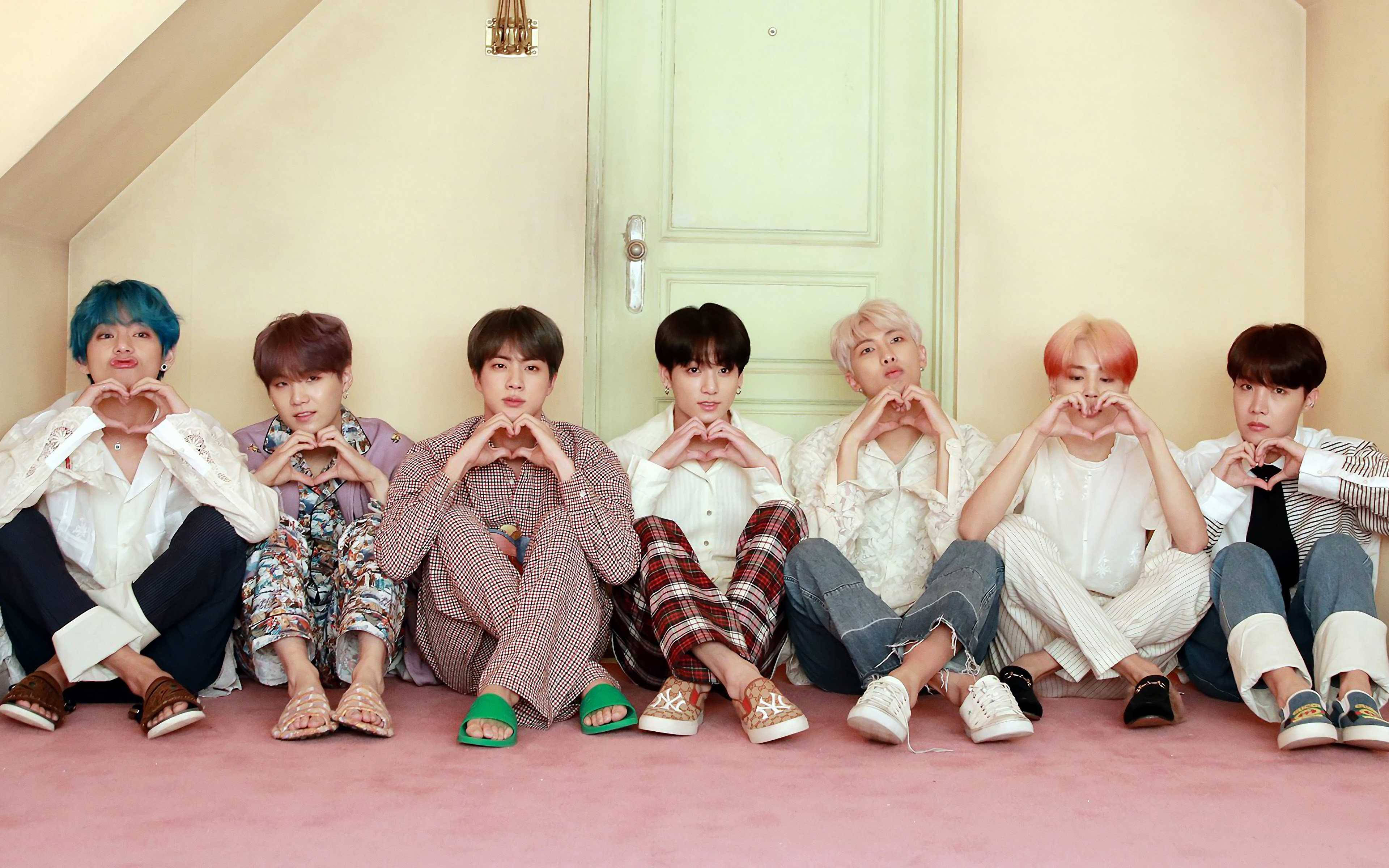 BTS у двери с жестами сердечек на рабочий стол Обои