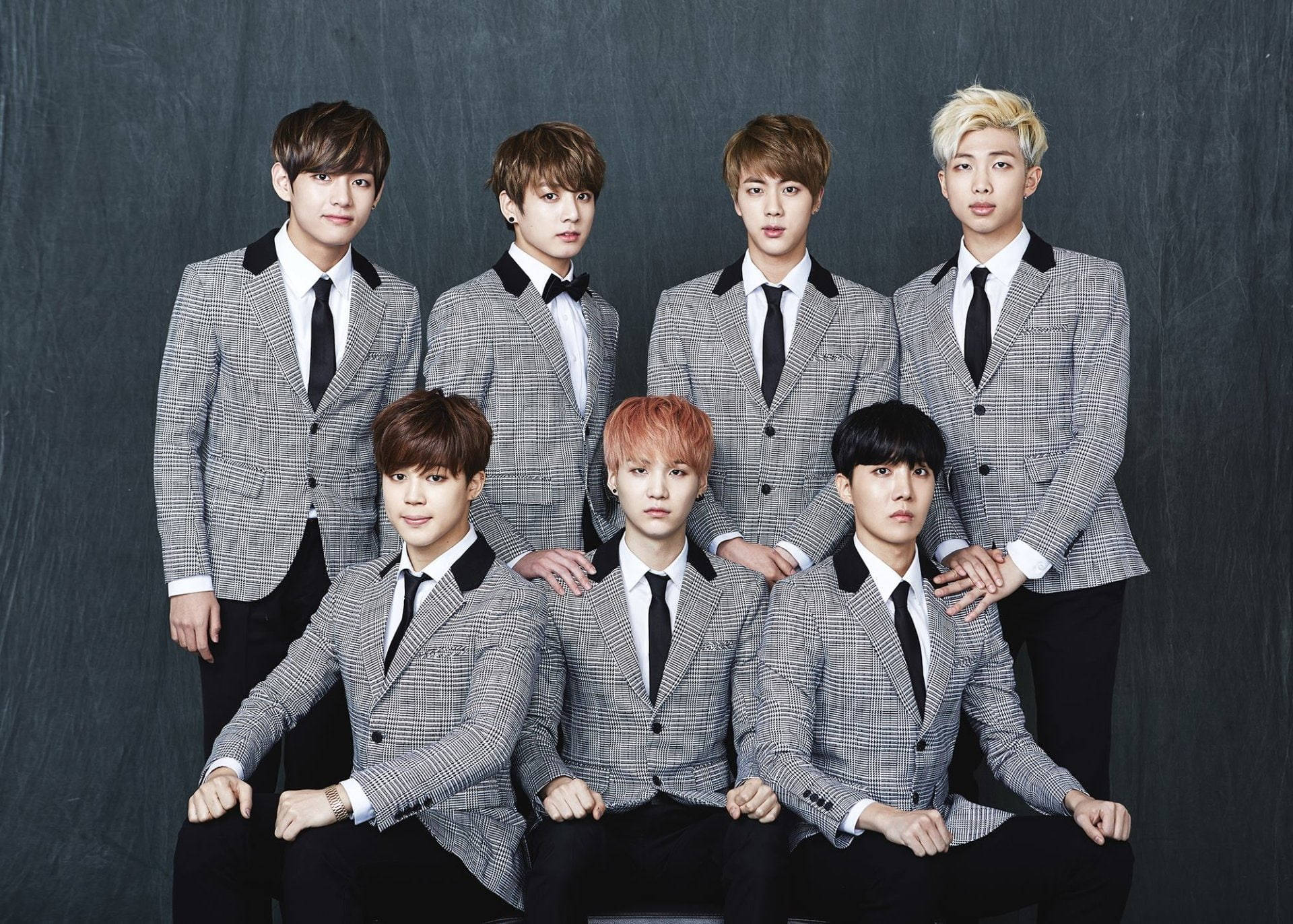 Серый костюм в клетку BTS крутой ноутбук Обои