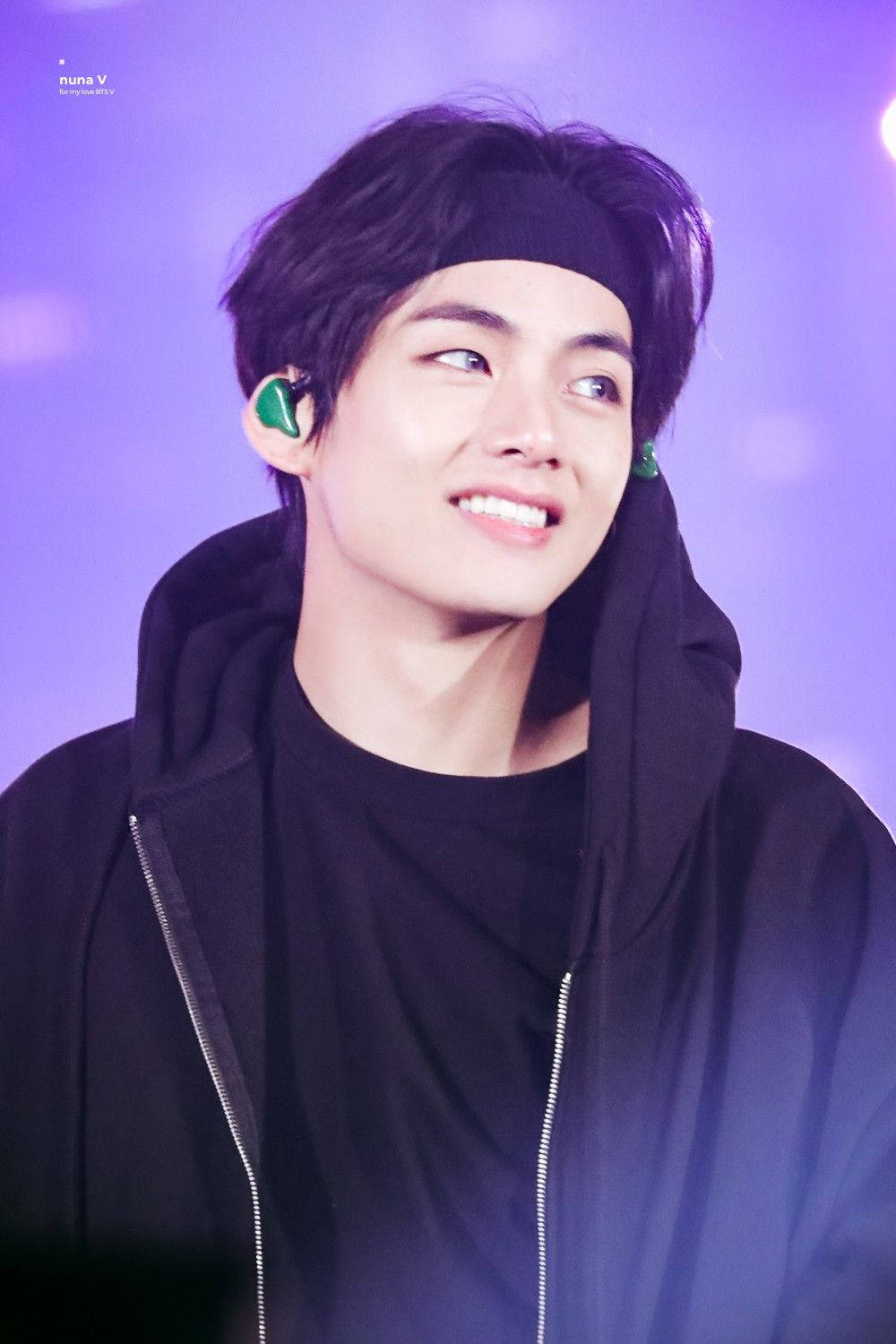 BTS V излучает элегантность в стильном черном наряде Обои
