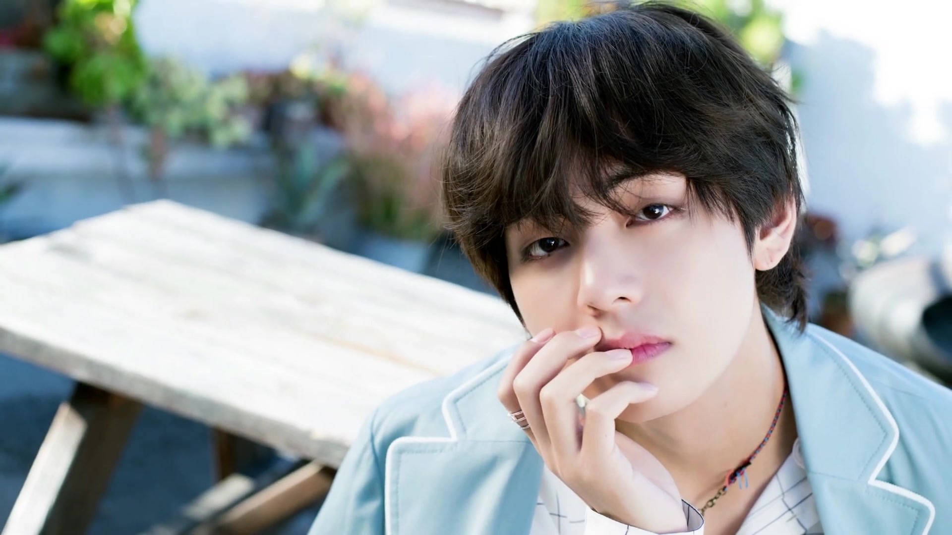 BTS V в светло-голубом пальто Обои