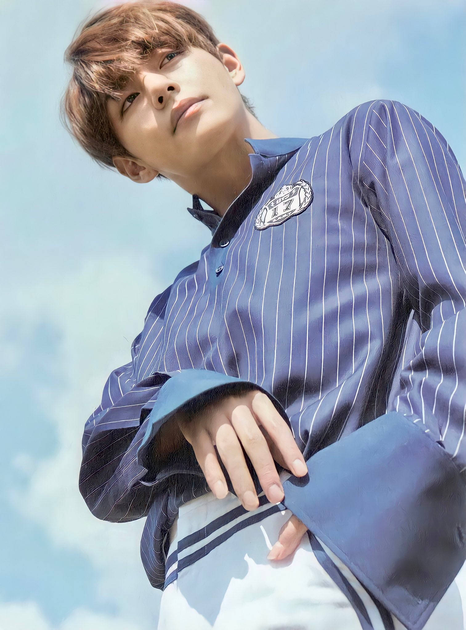 BTS V в полосатой синей рубашке Обои