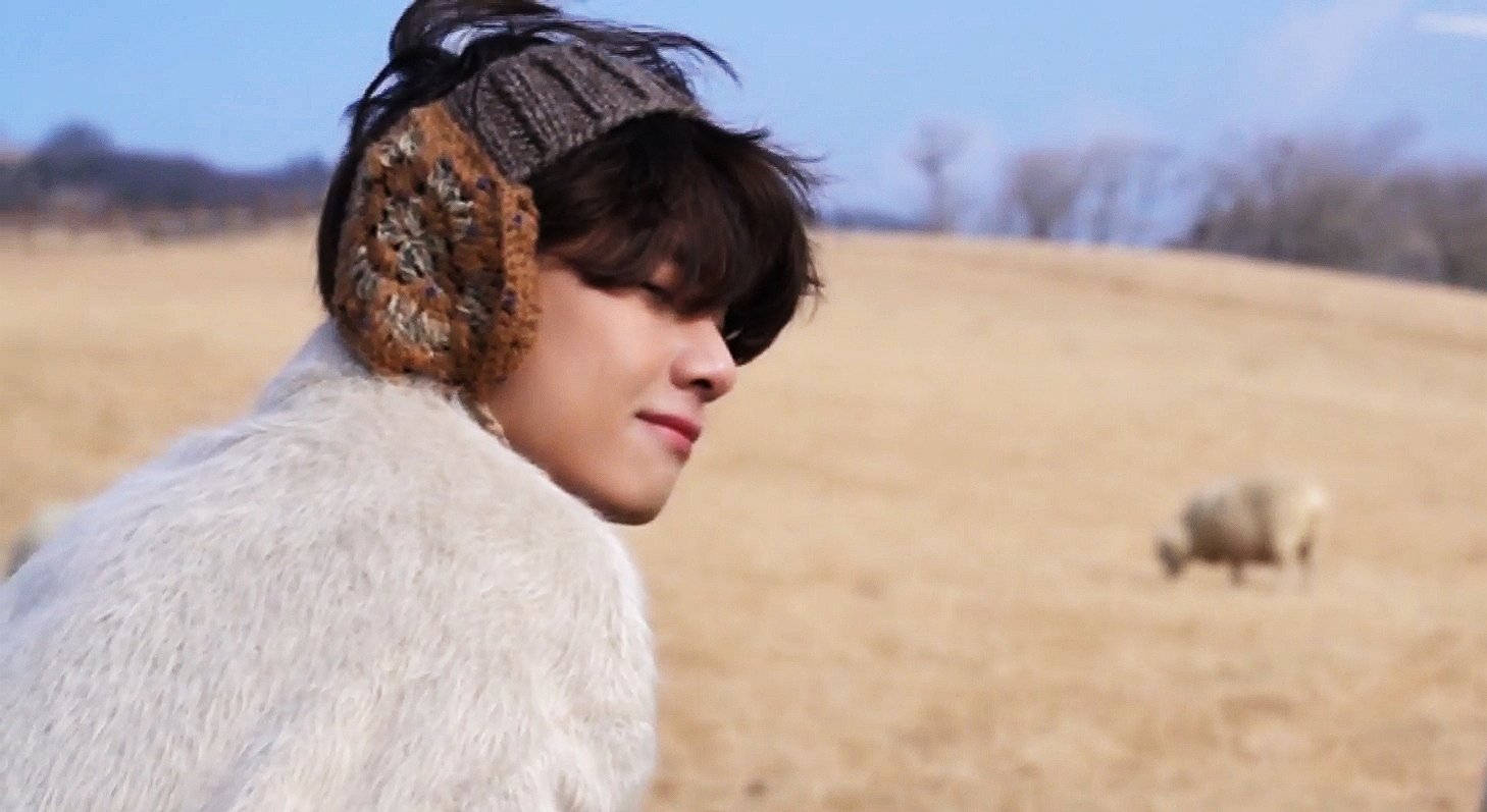 BTS V в вязаных наушниках Обои