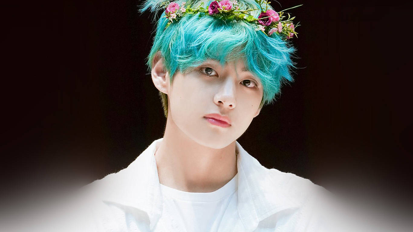 BTS V с цветочной короной Обои