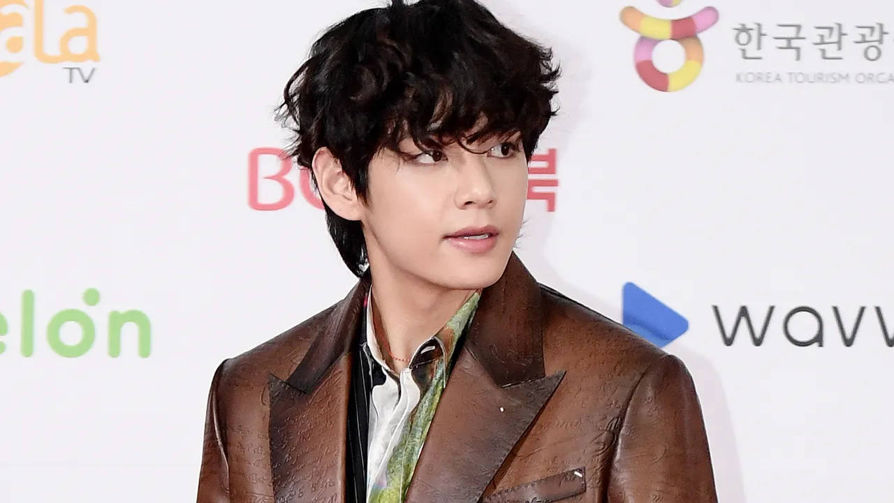 BTS V в коричневой кожаной куртке Обои