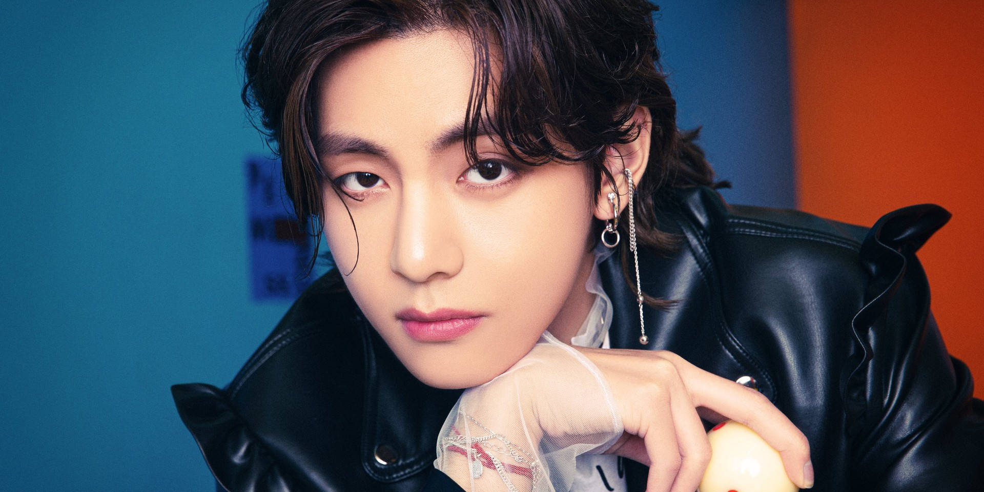 BTS V в черной кожаной куртке Обои