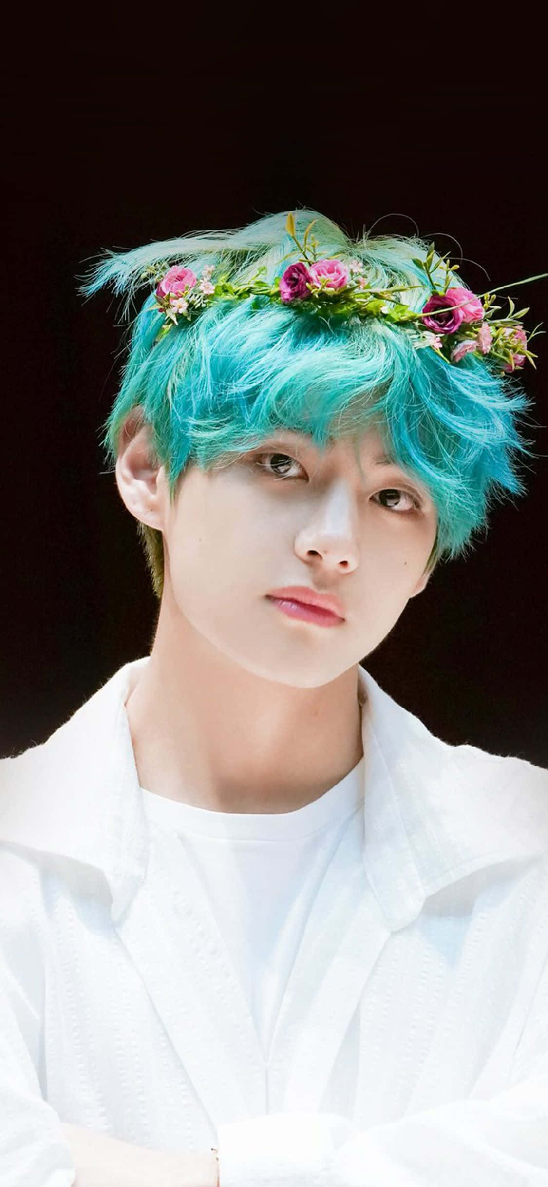 BTS V излучает юношескую радость и уверенность Обои