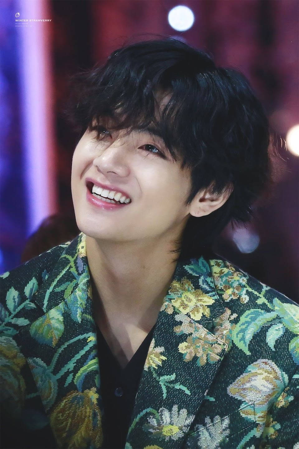 BTS V в пальто с цветочным принтом Обои