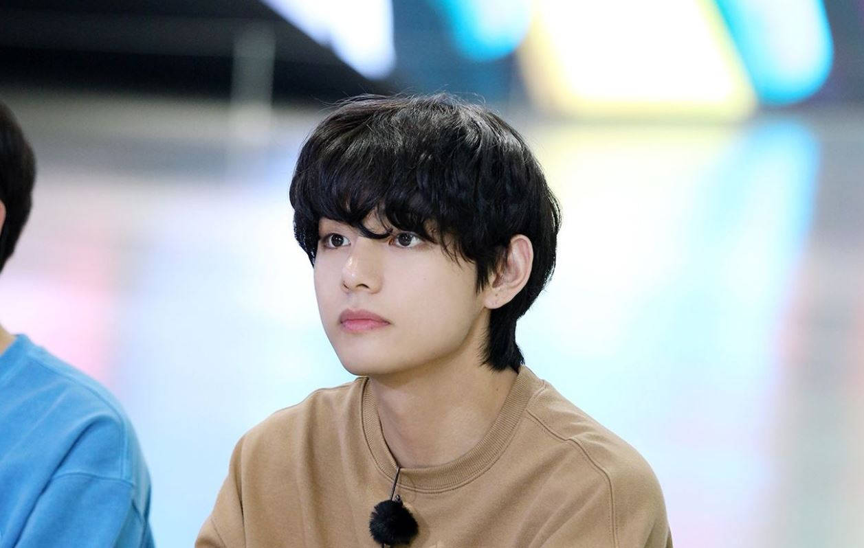 BTS V в коричневой рубашке Обои
