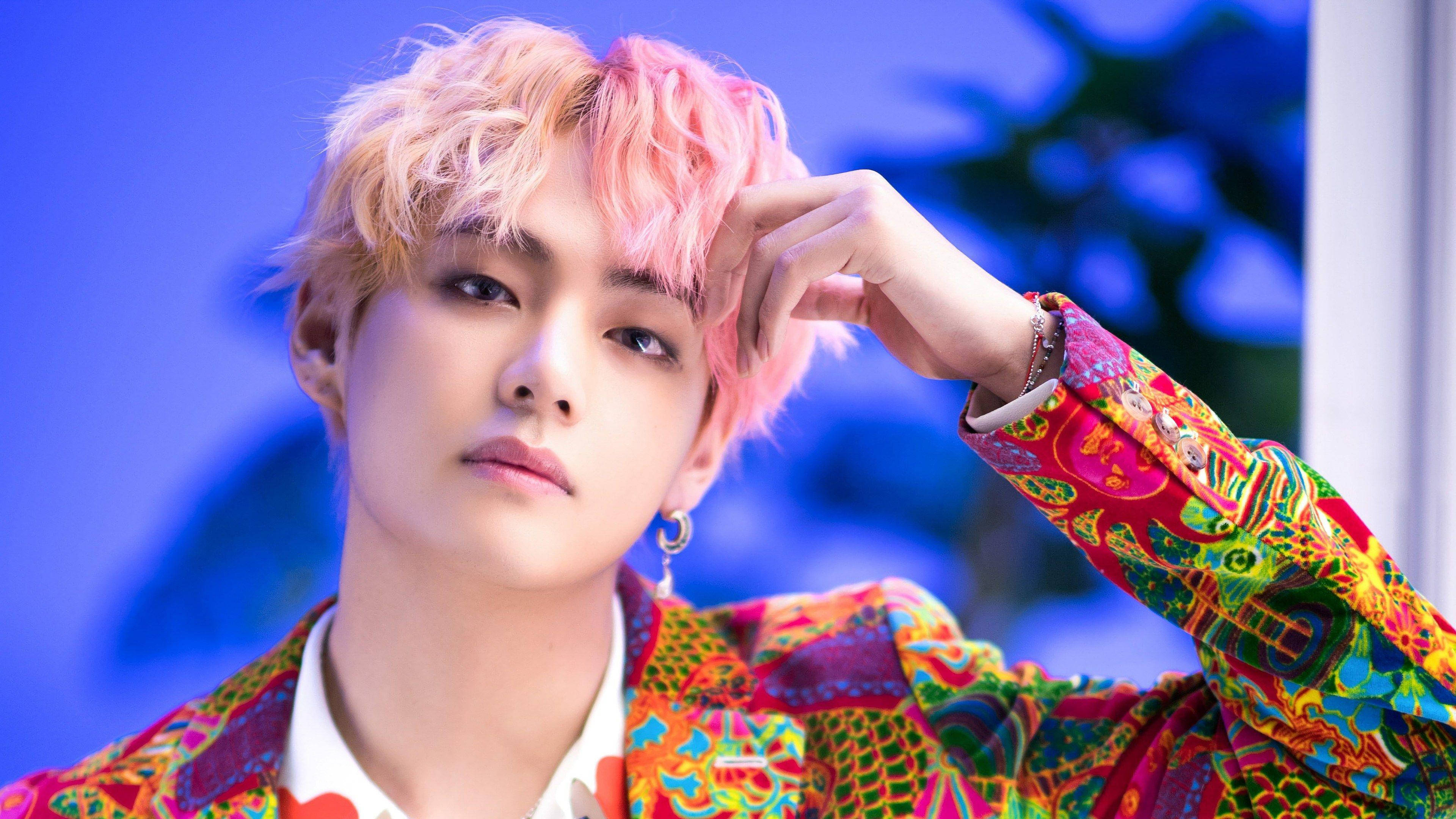 BTS V в ярком костюме Обои
