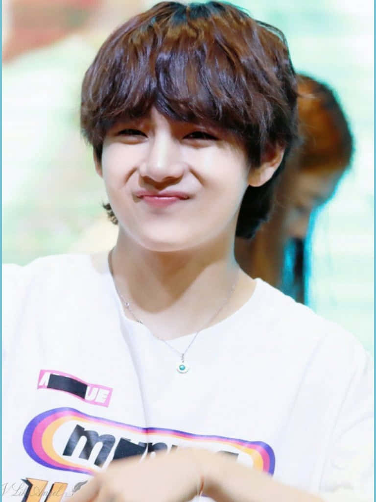 BTS V демонстрирует уверенную улыбку Обои