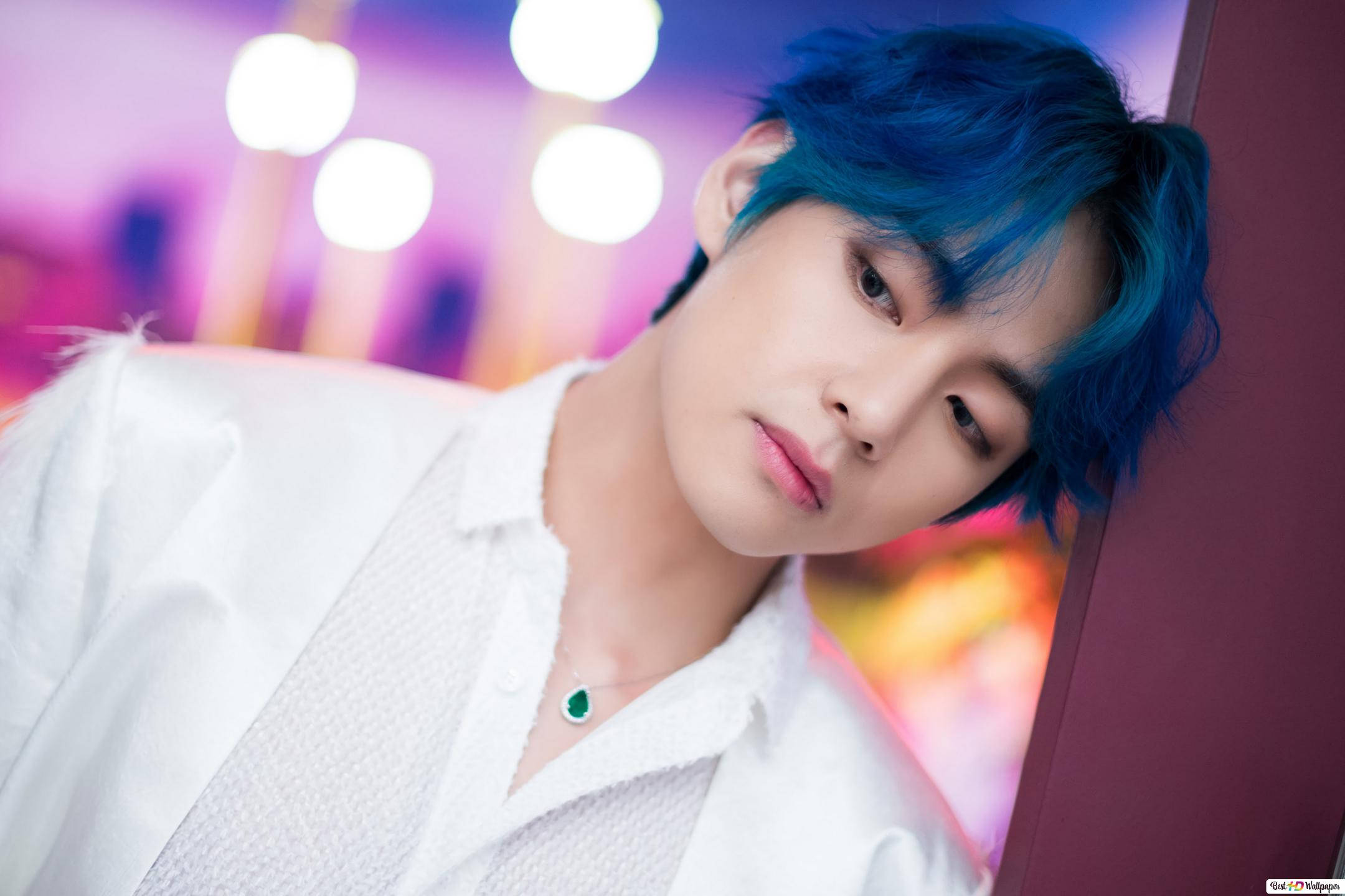 BTS V опирается на стену Обои