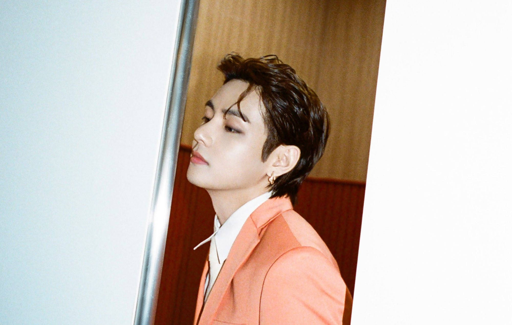 BTS V с зачесанными назад волосами Обои