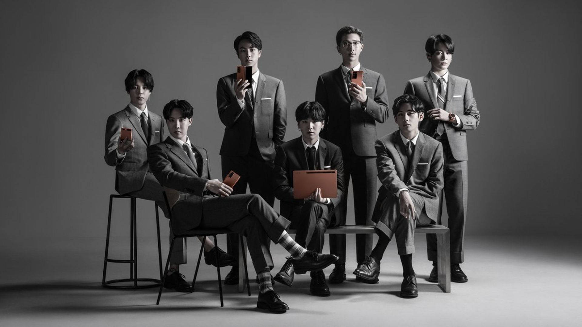 BTS на рабочем столе с телефонами и ноутбуками Обои