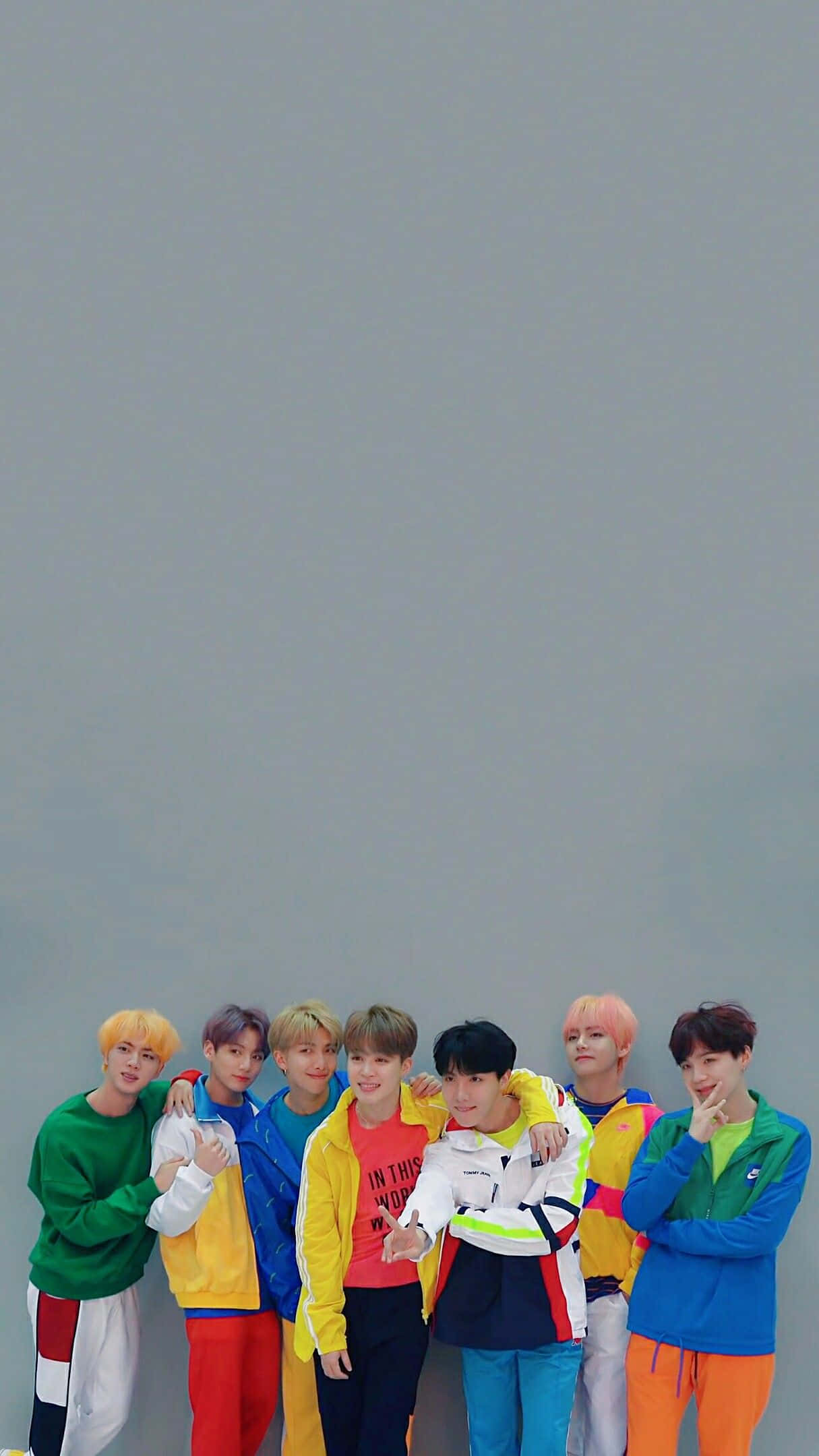 Цветные наряды BTS на фотосессии Обои