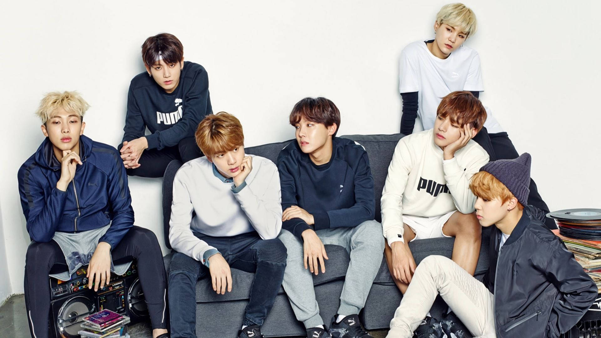 Группа BTS на диване в синем и белом Обои
