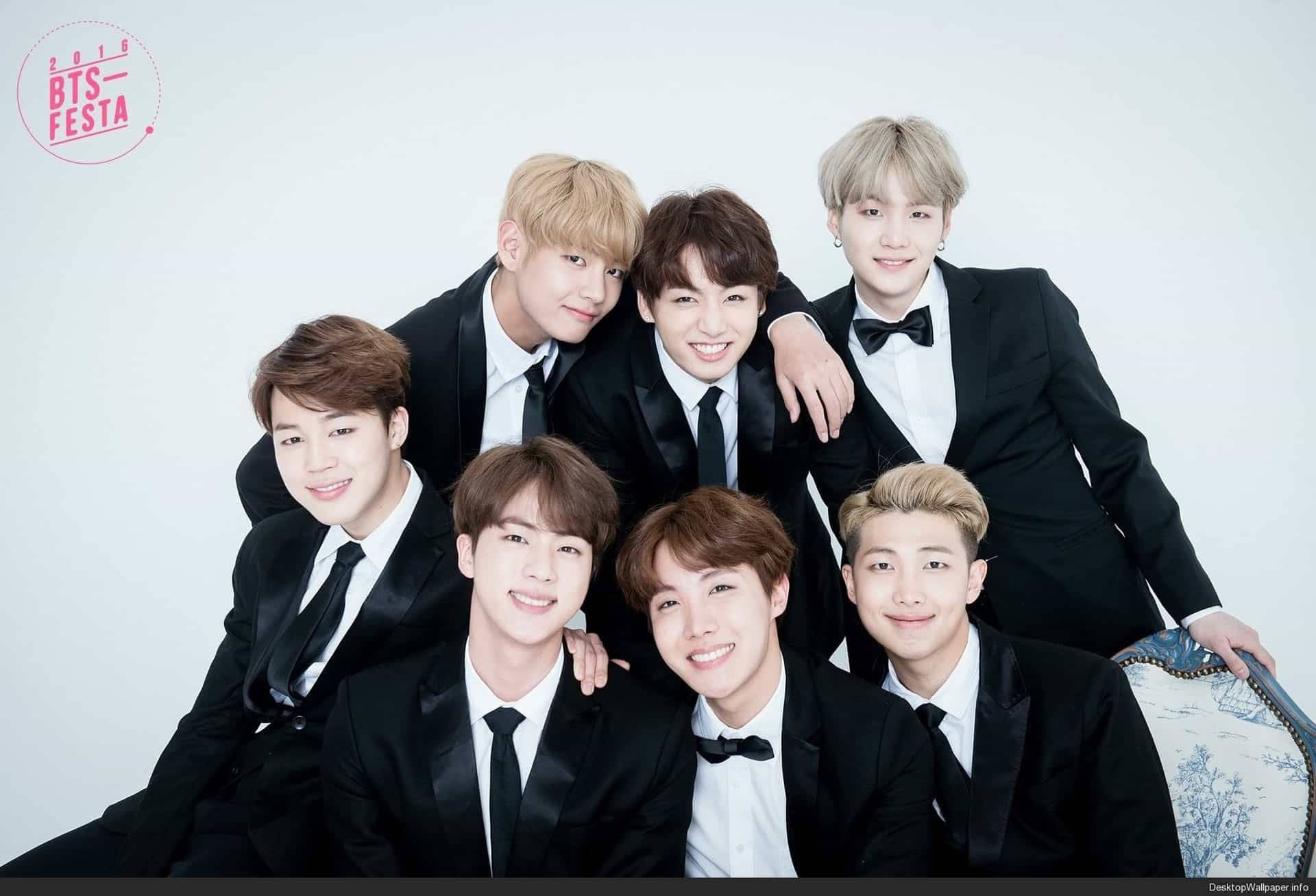 BTS в черных костюмах 2020 Обои