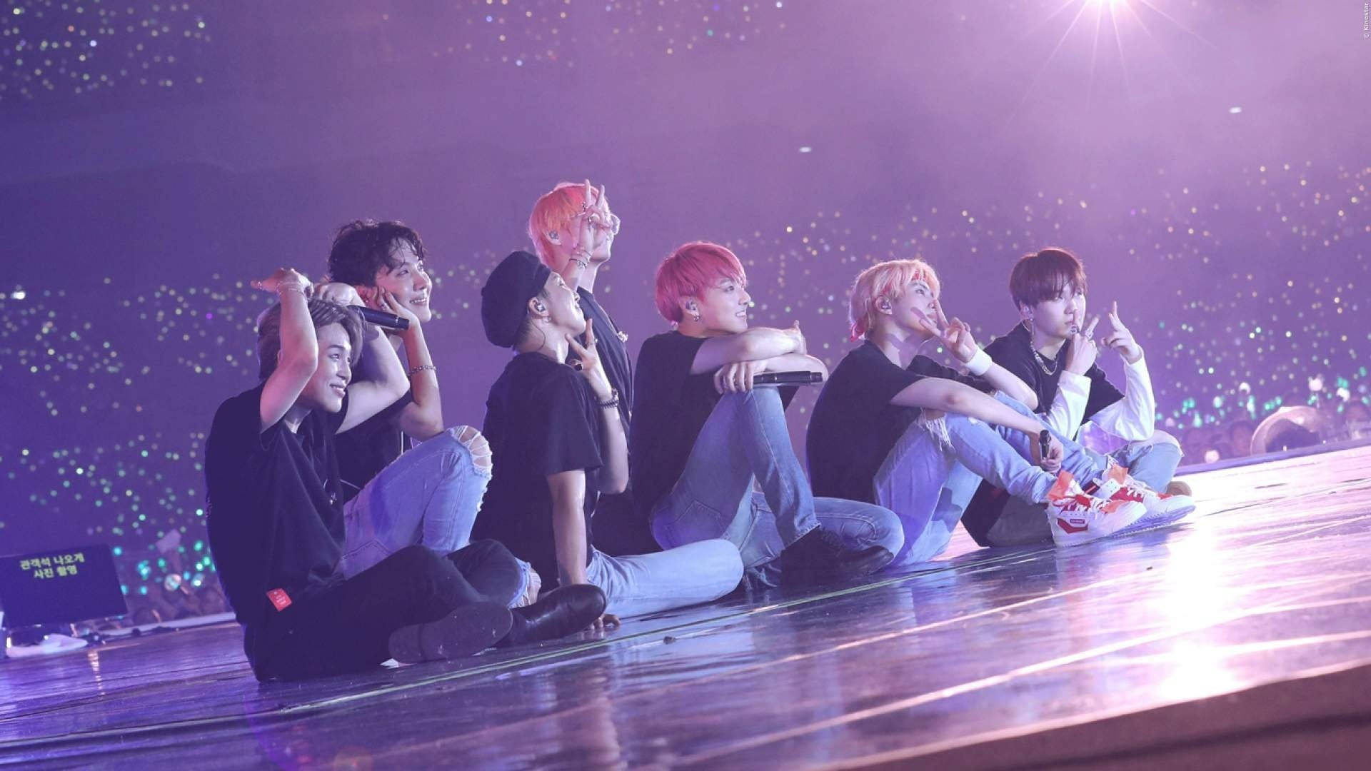 BTS на фиолетовой сцене эстетика Обои