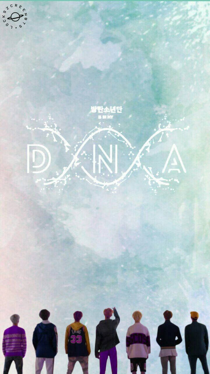 Участники BTS, вид сзади, смотрят вверх на фон с надписью DNA, новый альбом.
