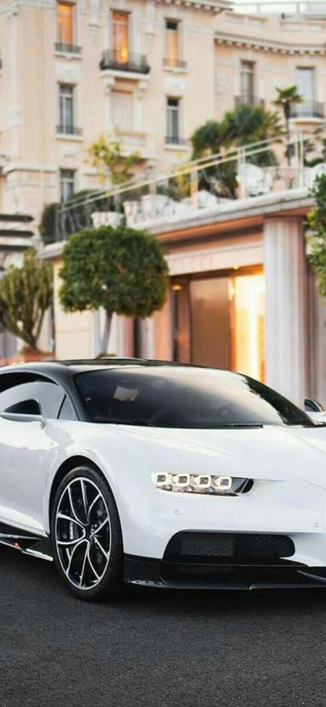 белый Bugatti Chiron припаркован перед зданием Обои