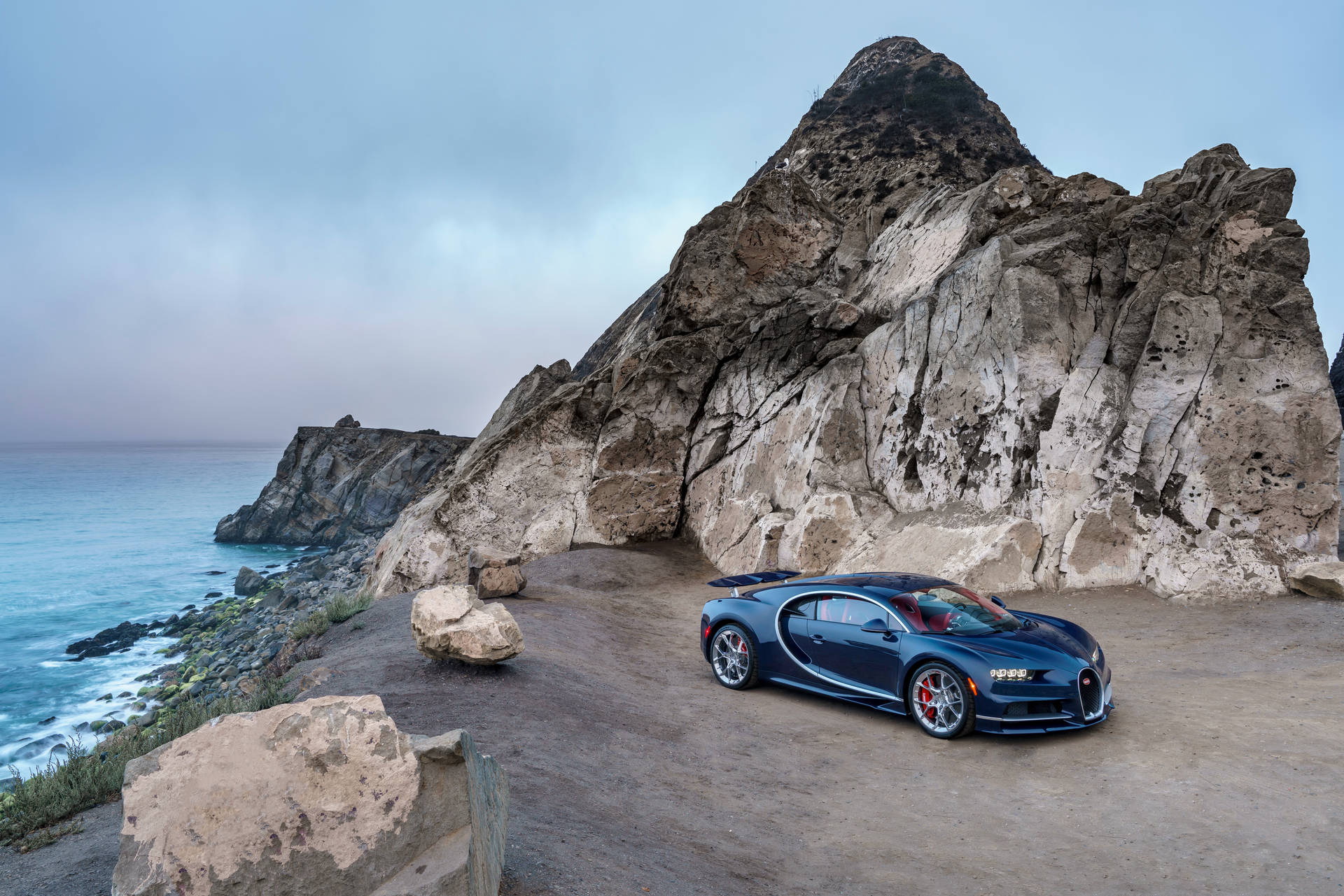 Обои с Bugatti Chiron у моря