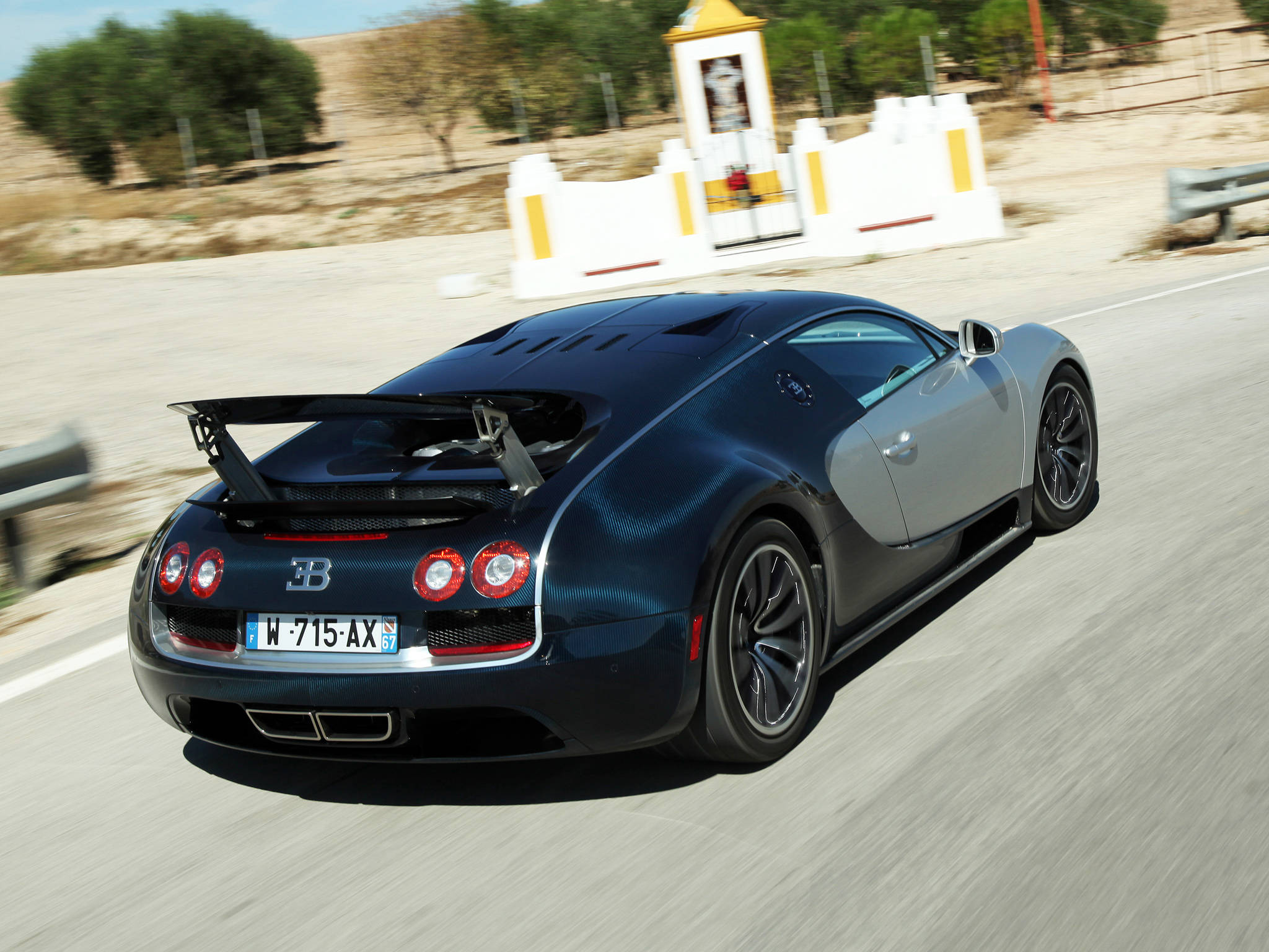 Мчащаяся чёрная Bugatti Veyron Обои