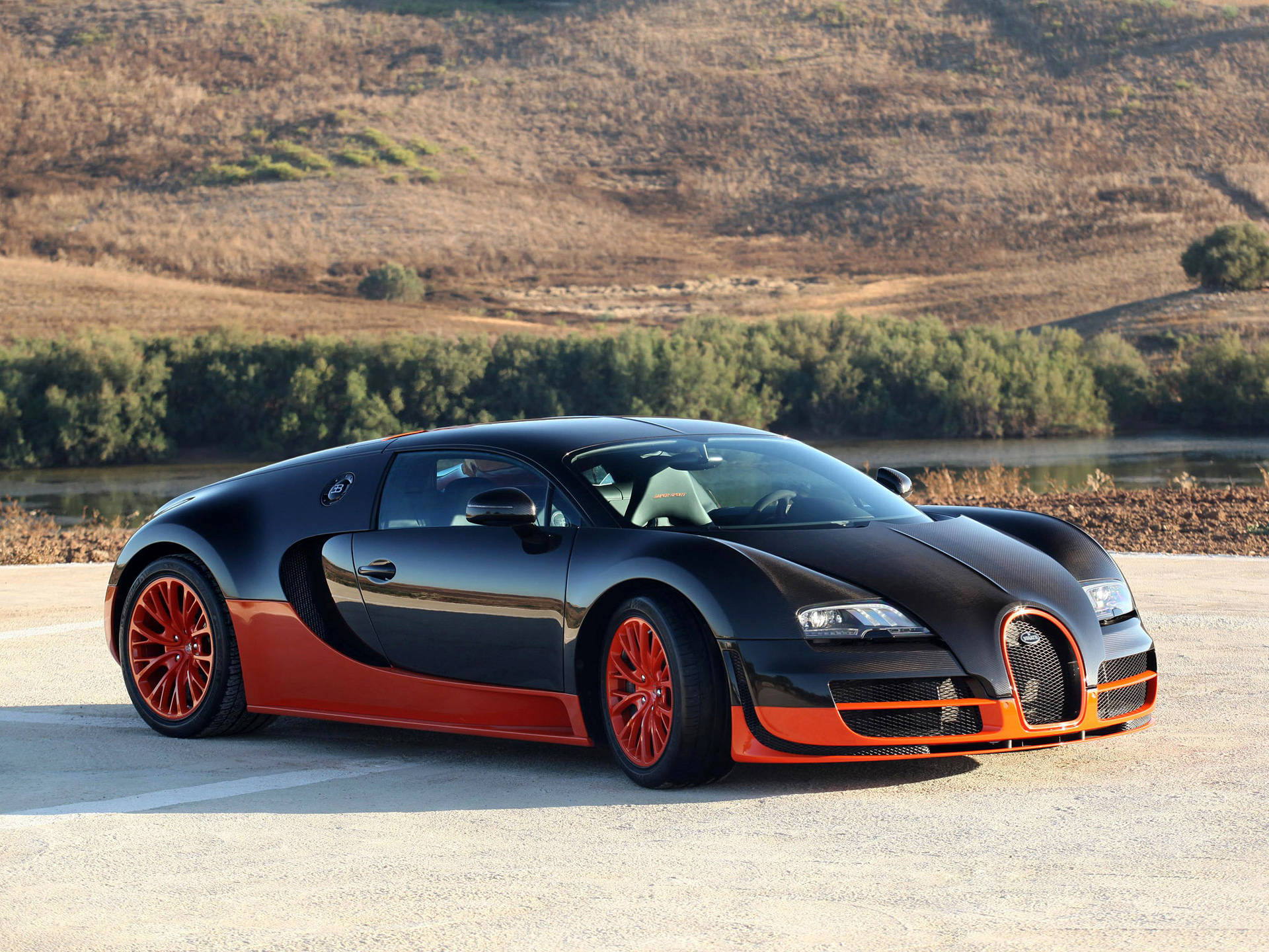 Bugatti Veyron припаркован на улице Обои