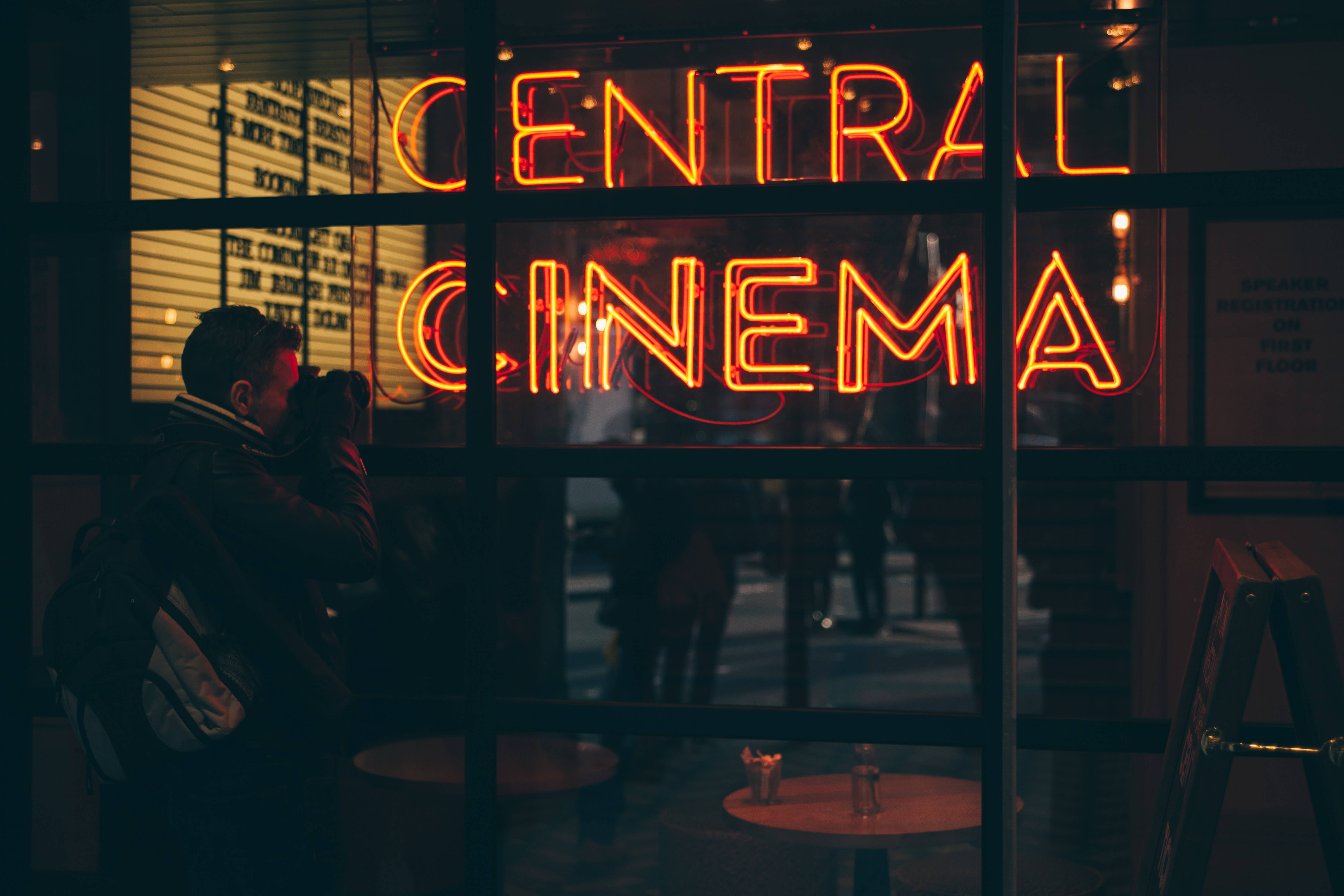 Неоновая вывеска Central Cinema Обои