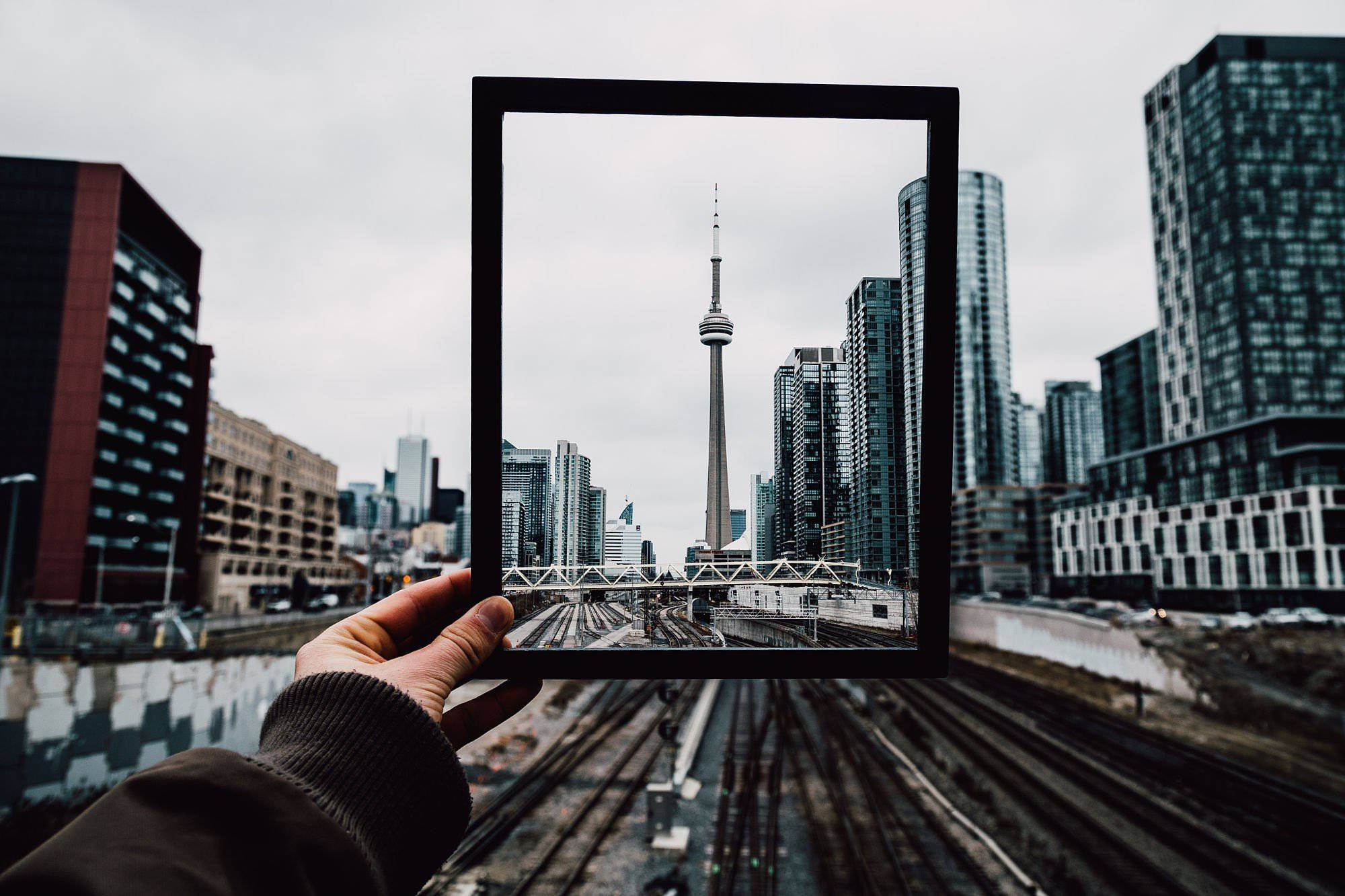CN Tower в рамке Обои