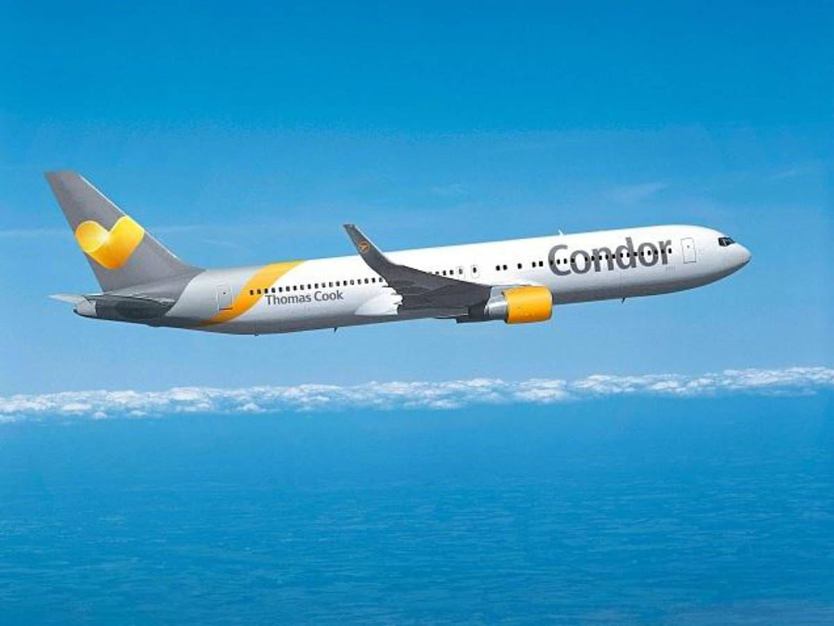 Самолет авиакомпании Condor Airlines над океаном Обои