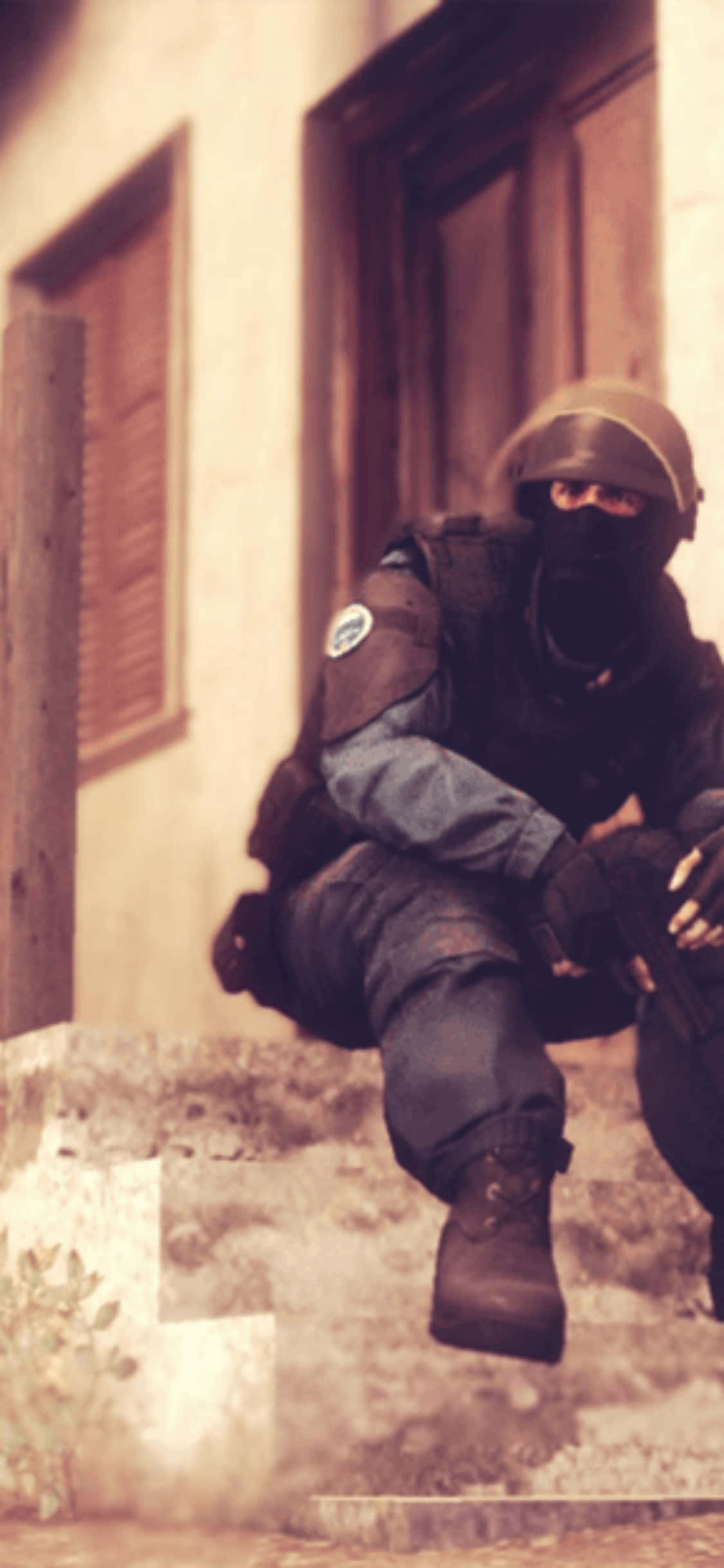 Профессиональный геймер соревнуется в Counter-Strike: Global Offensive на iPhone XS Обои