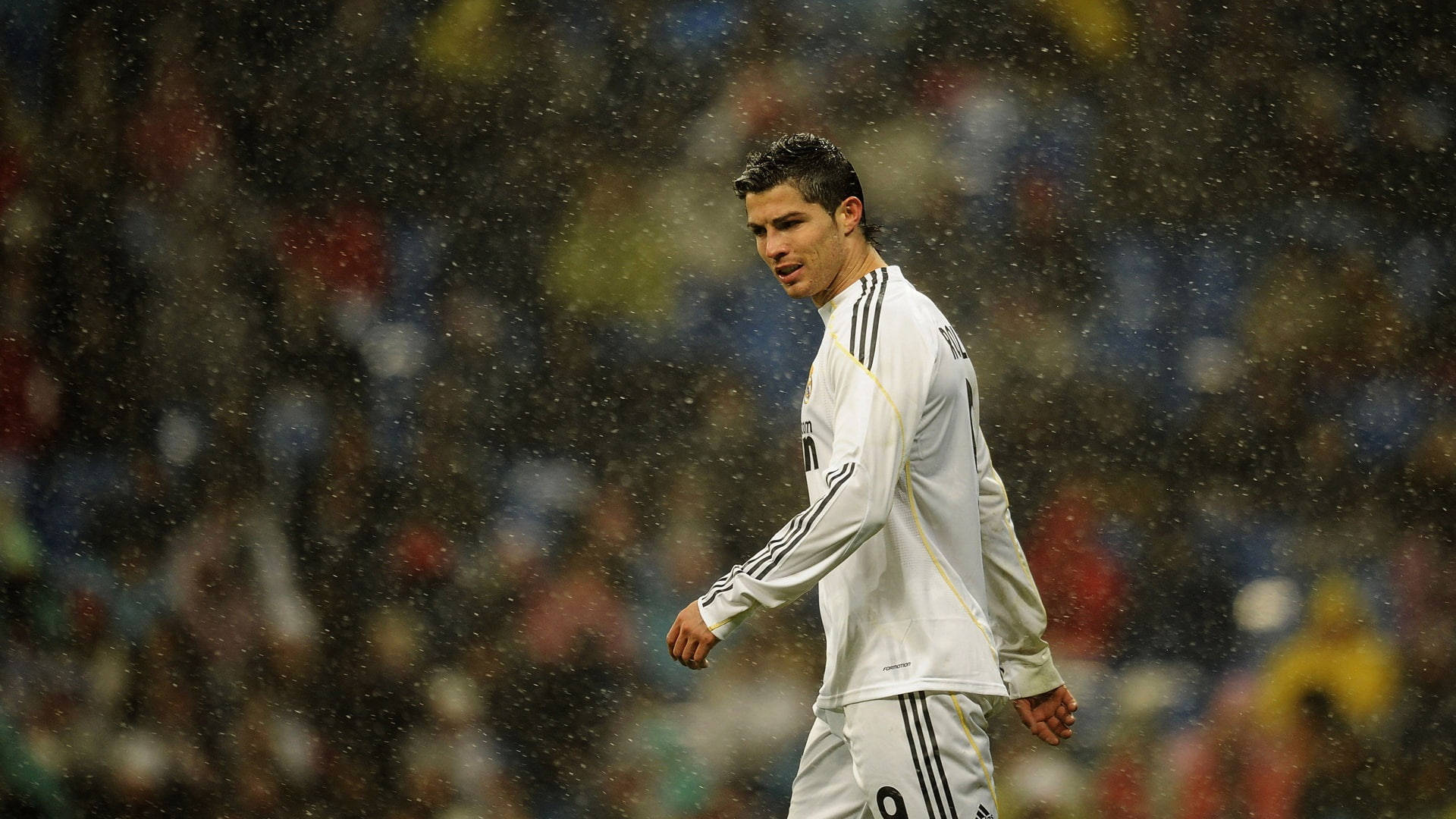 CR7 HD Футбольный матч под дождем Обои