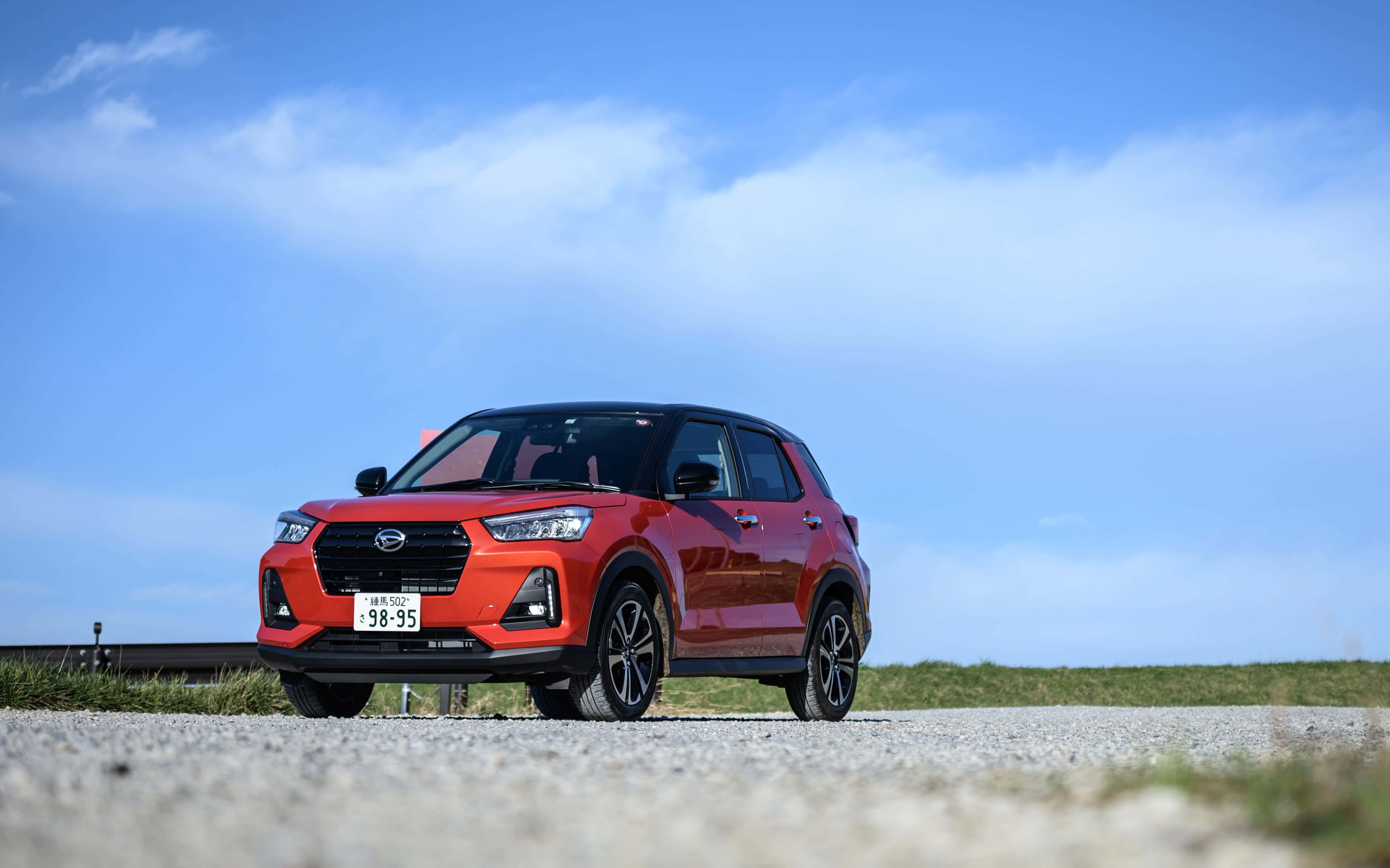 Гладкий и современный автомобиль Daihatsu Обои