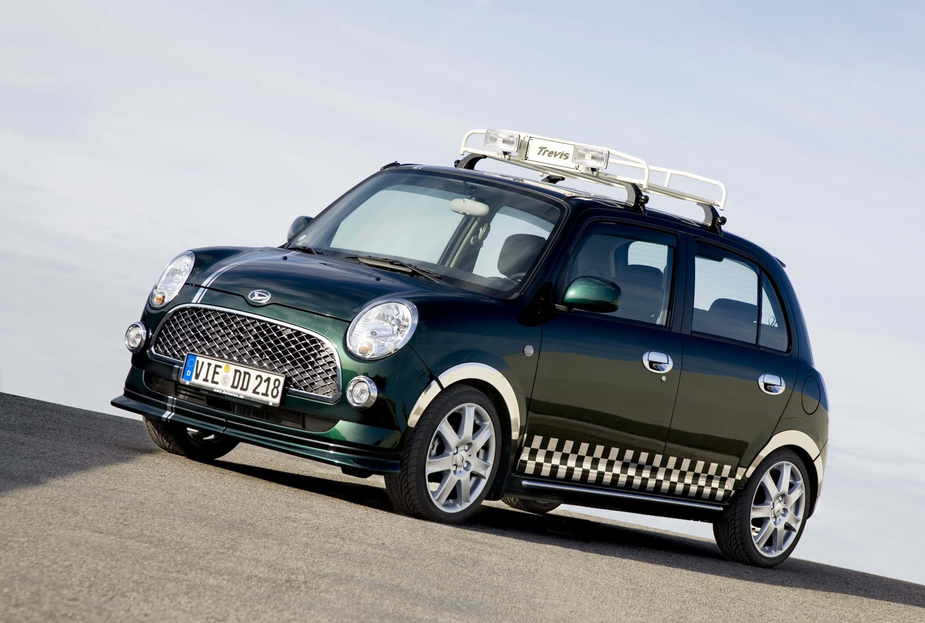 Стильный и спортивный Daihatsu в городской среде Обои