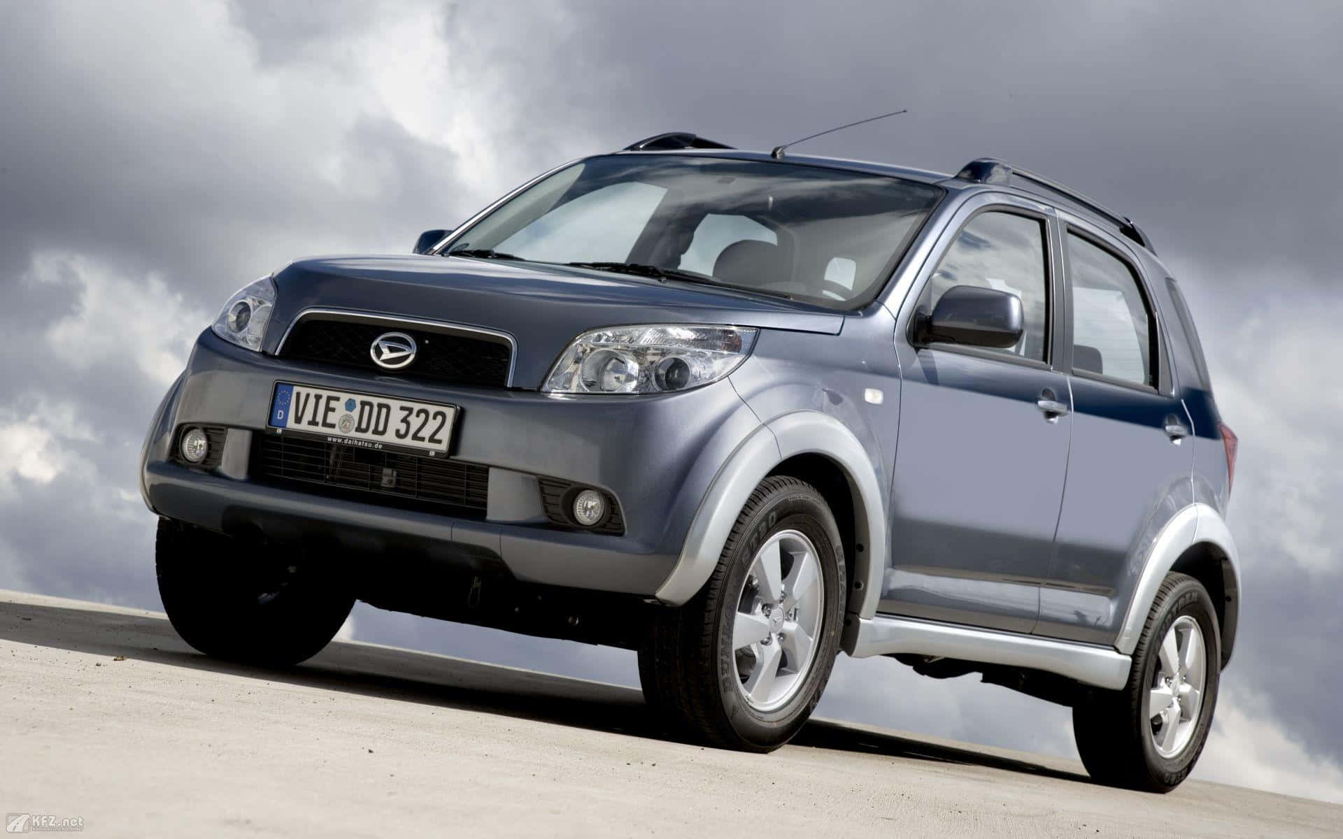 Элегантный и стильный Daihatsu на дороге Обои