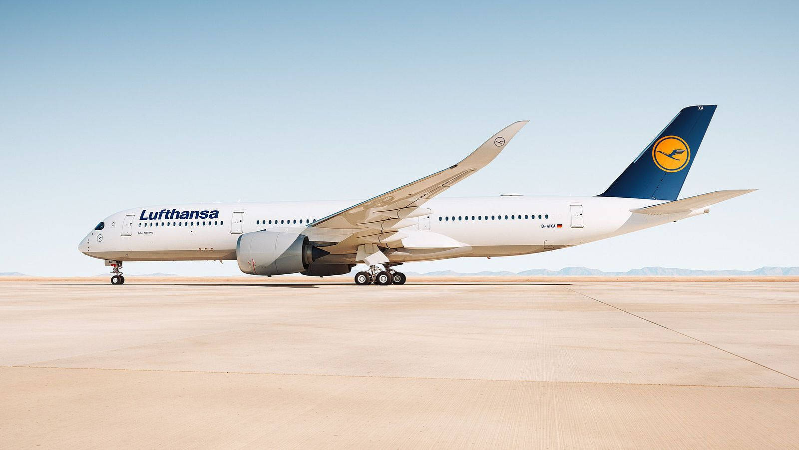 Самолет Deutsche Lufthansa под палящим солнцем Обои