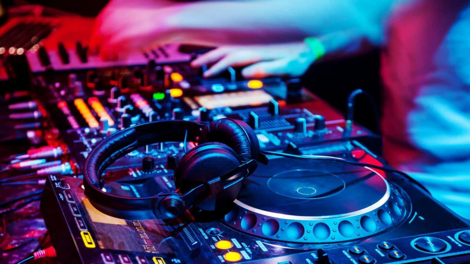 DJ-сет в ночном клубе музыкальная картинка Обои