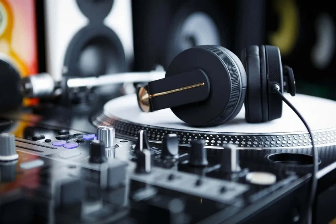 Вертушка и наушники для DJ-сета Обои