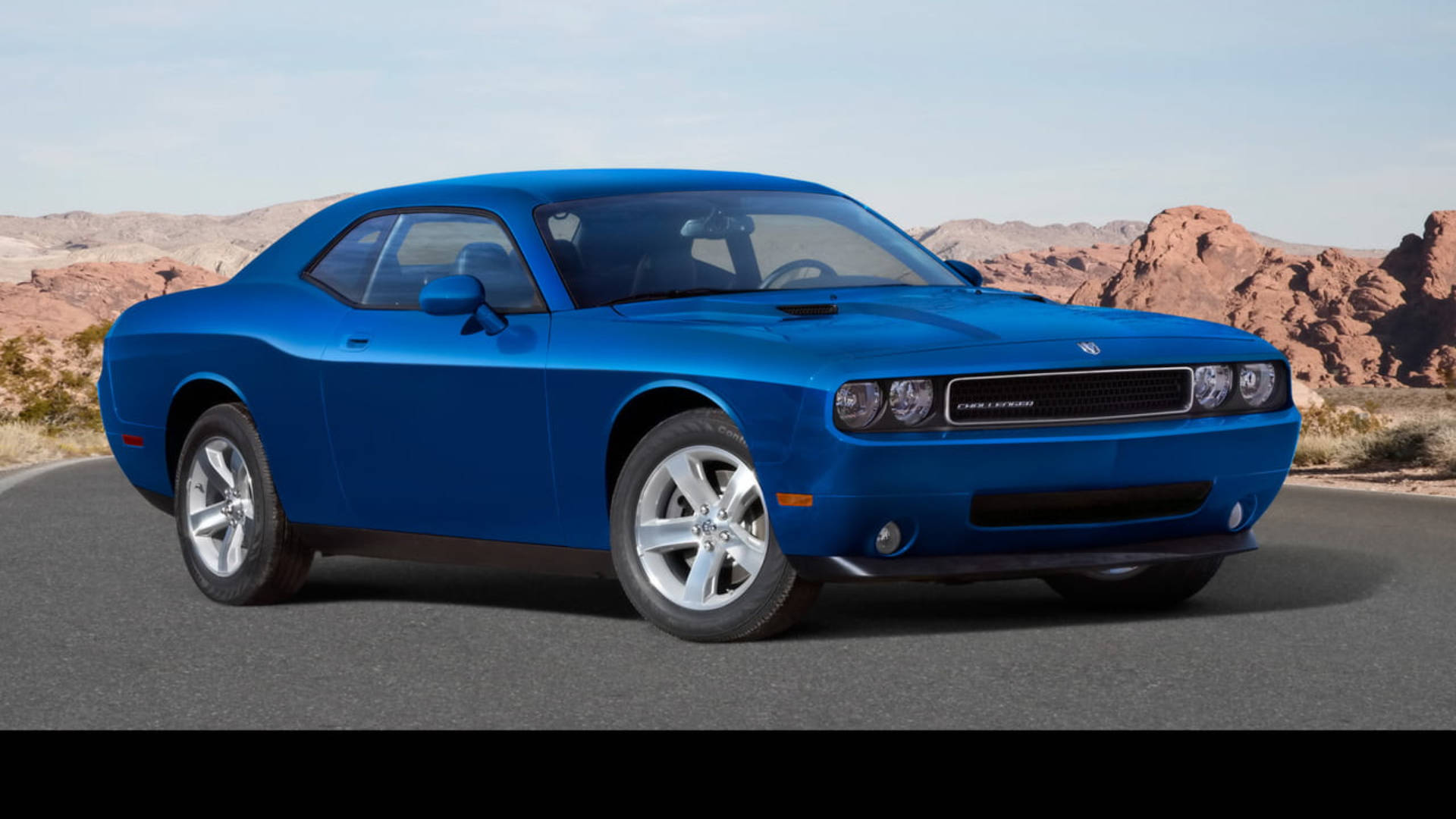 Мощный синий Dodge Challenger в динамичной позе Обои
