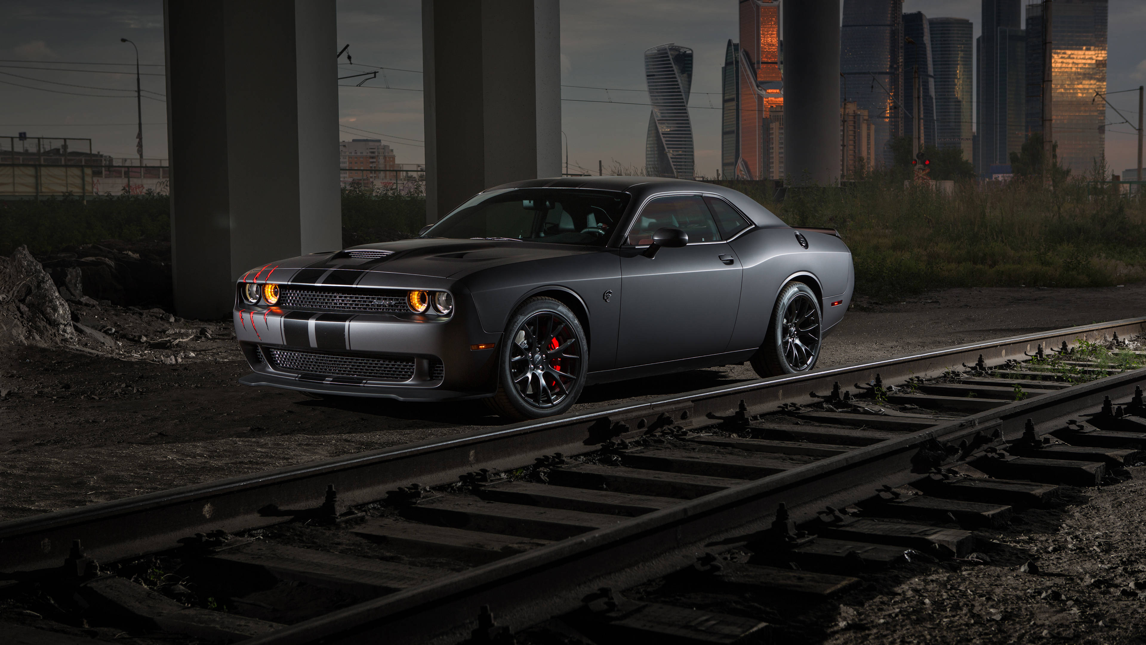 Величественный Dodge Challenger Demon в 4K у железной дороги Обои