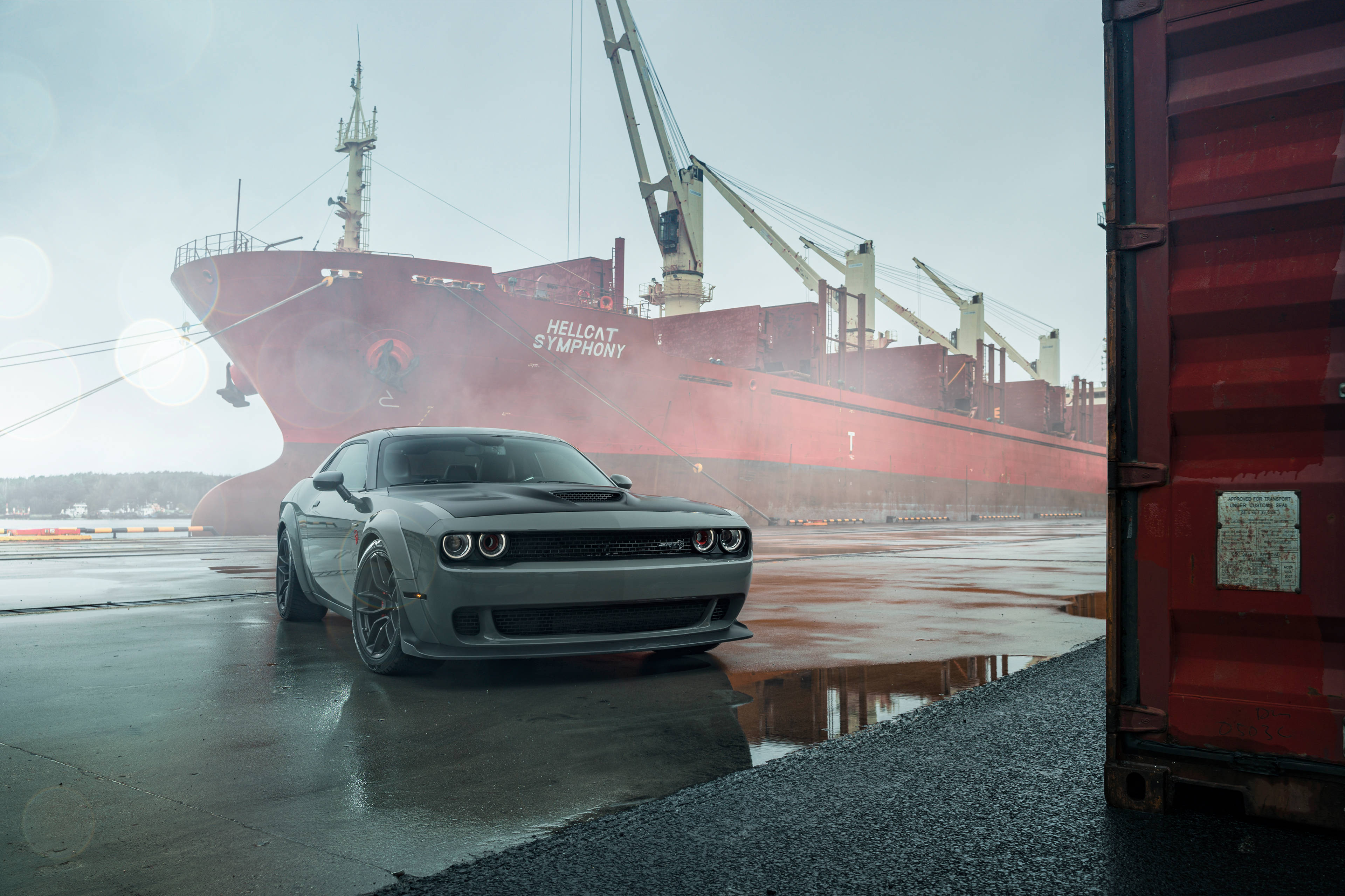 Потрясающий серый Dodge Challenger Demon 4K, припаркованный в городской среде Обои
