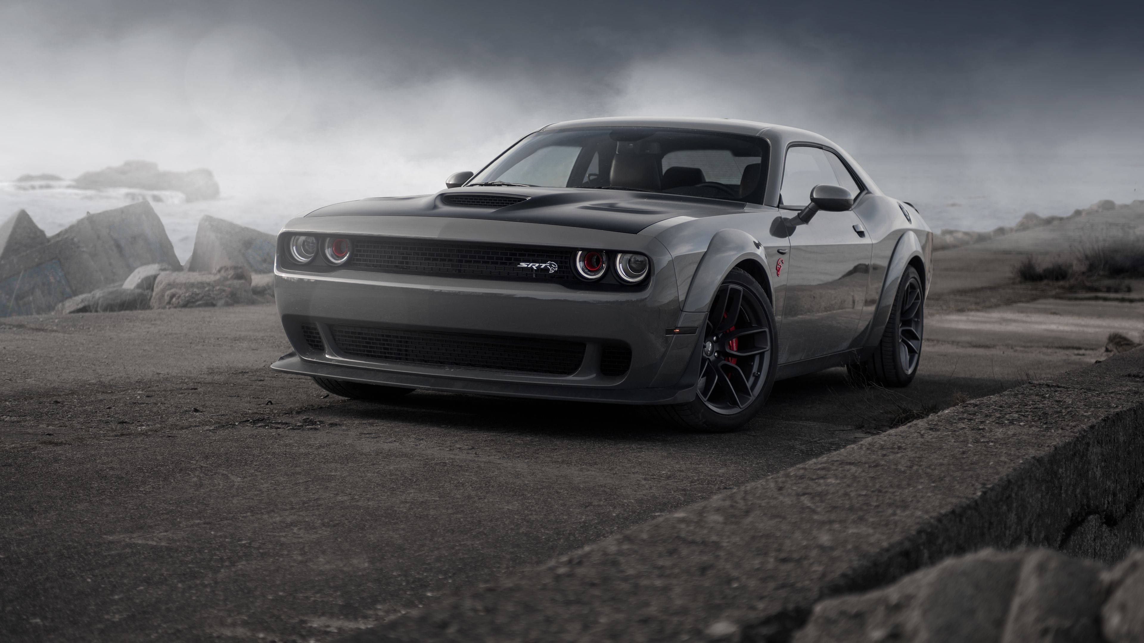 Мощная элегантность: серый Dodge Challenger Demon 4K на бетонной дороге Обои