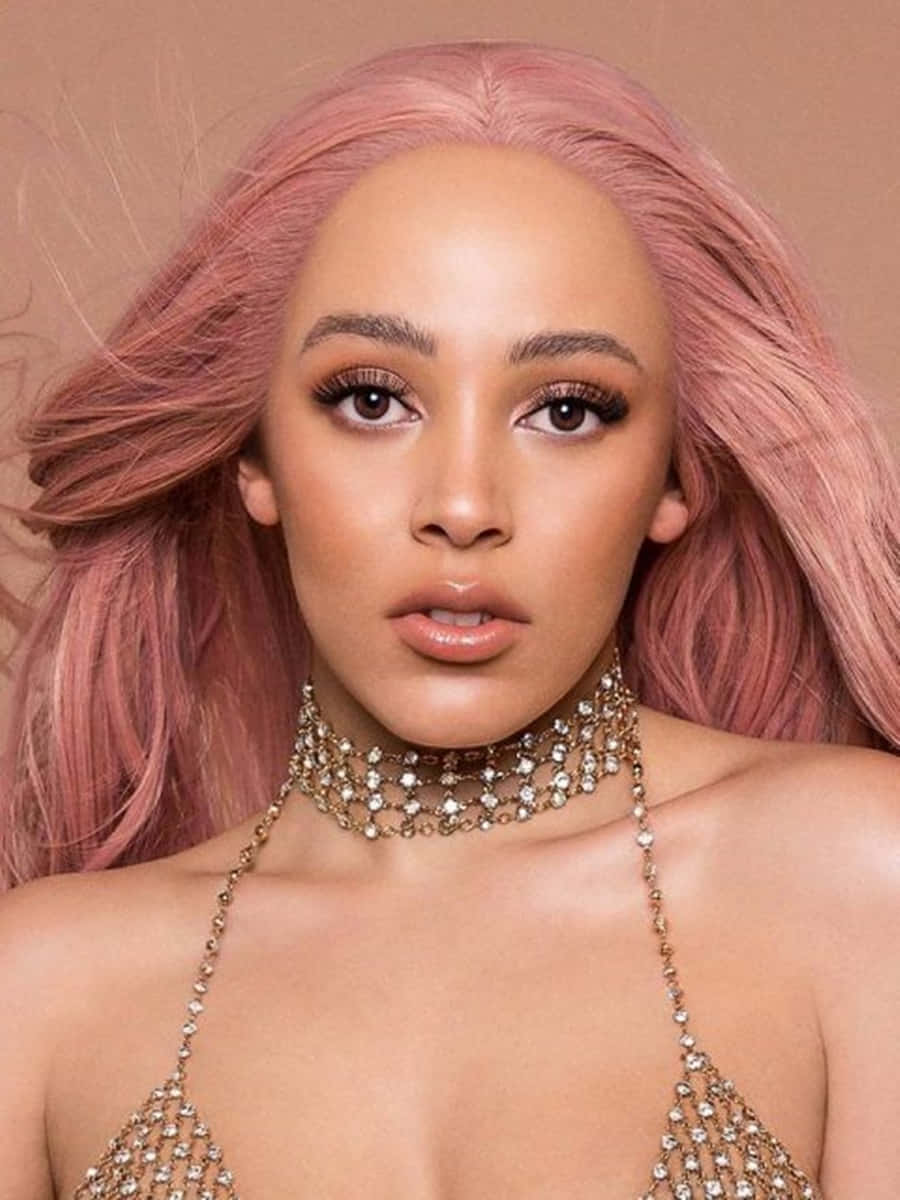 Doja Cat ярко улыбается, излучая позитив и красоту Обои