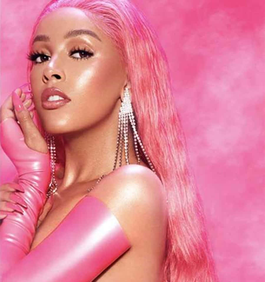 Певица и автор песен Doja Cat выступает на концерте Обои