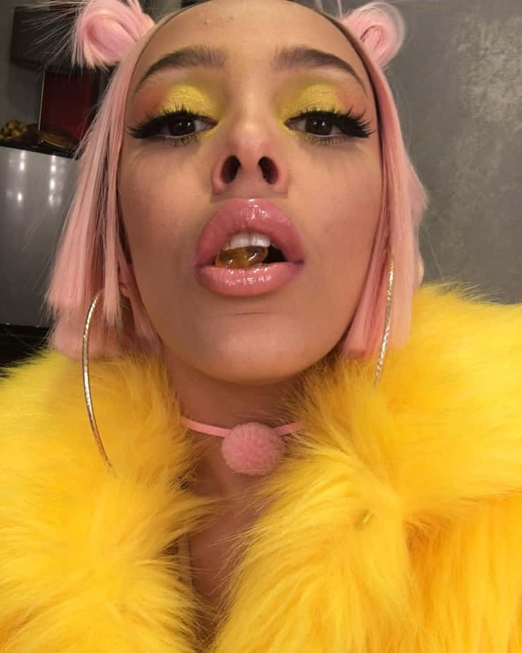 Стильный образ Doja Cat в эпатажной синей шубе Обои